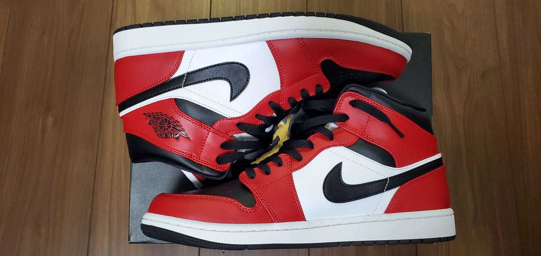 Nike Air Jordan 1 Mid "Chicago Black Toe"