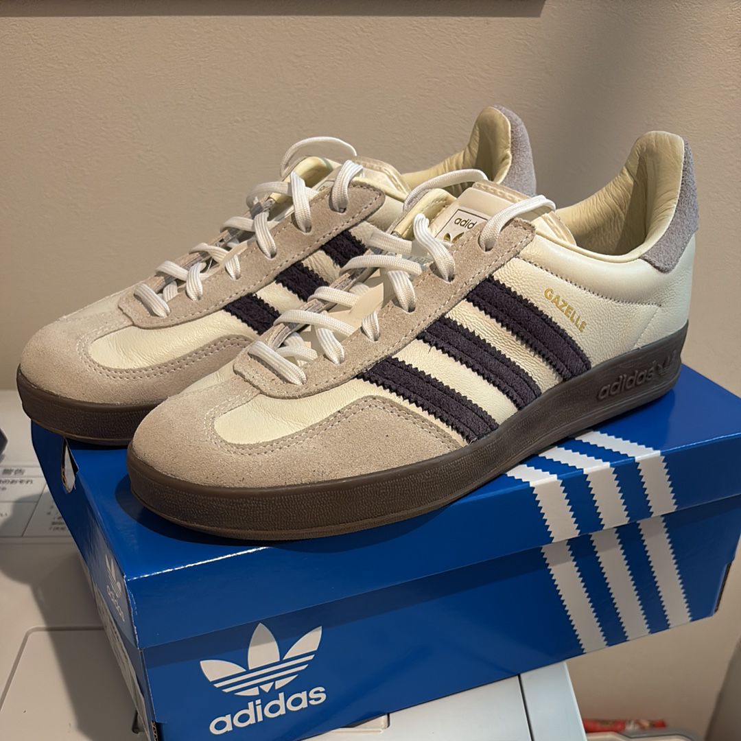 emmi Exclusive adidas Gazelle Indoor "Off White/Aurora Black/Gum"