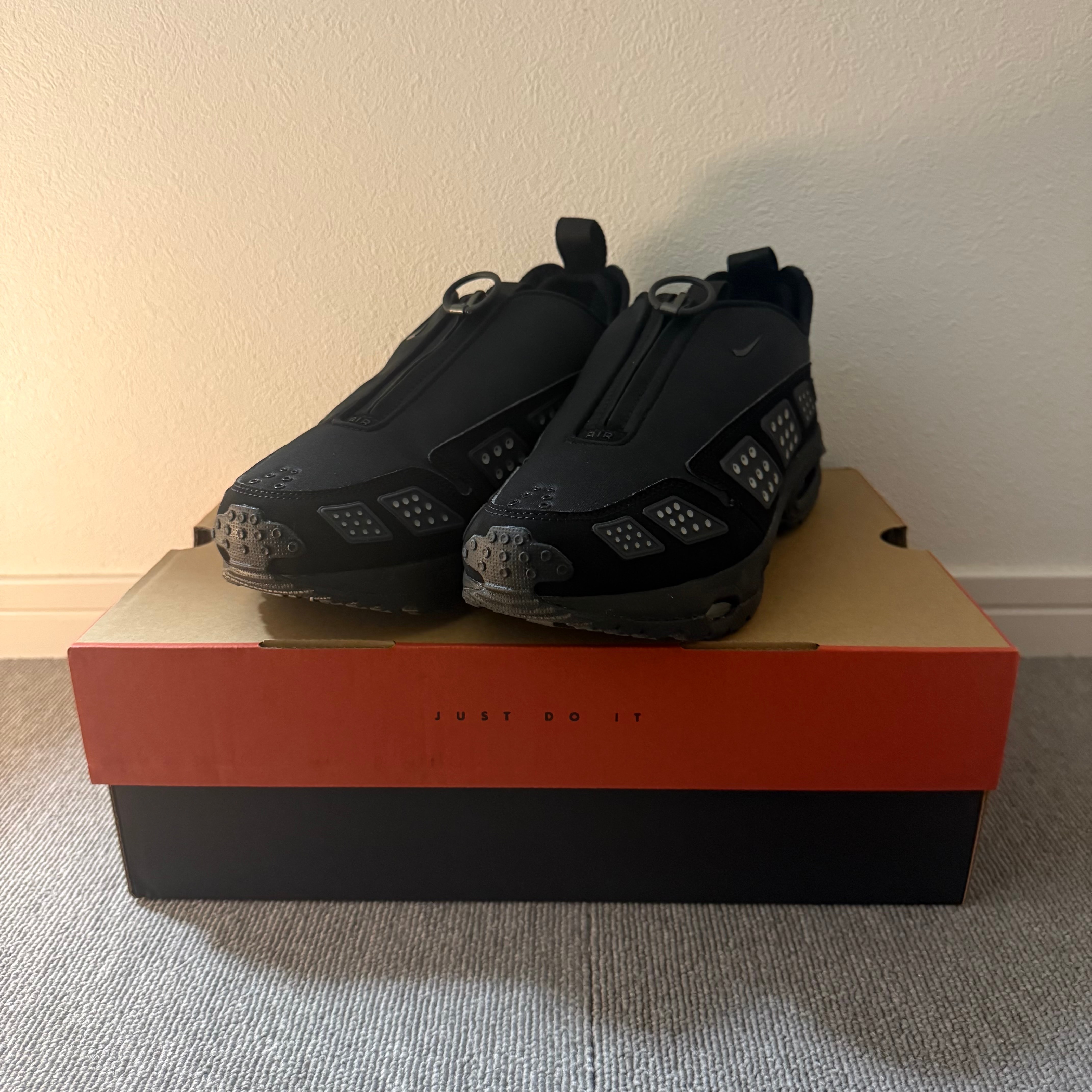 ナイキ ウィメンズ エアマックスサンダー "ブラック アンド シルバー"