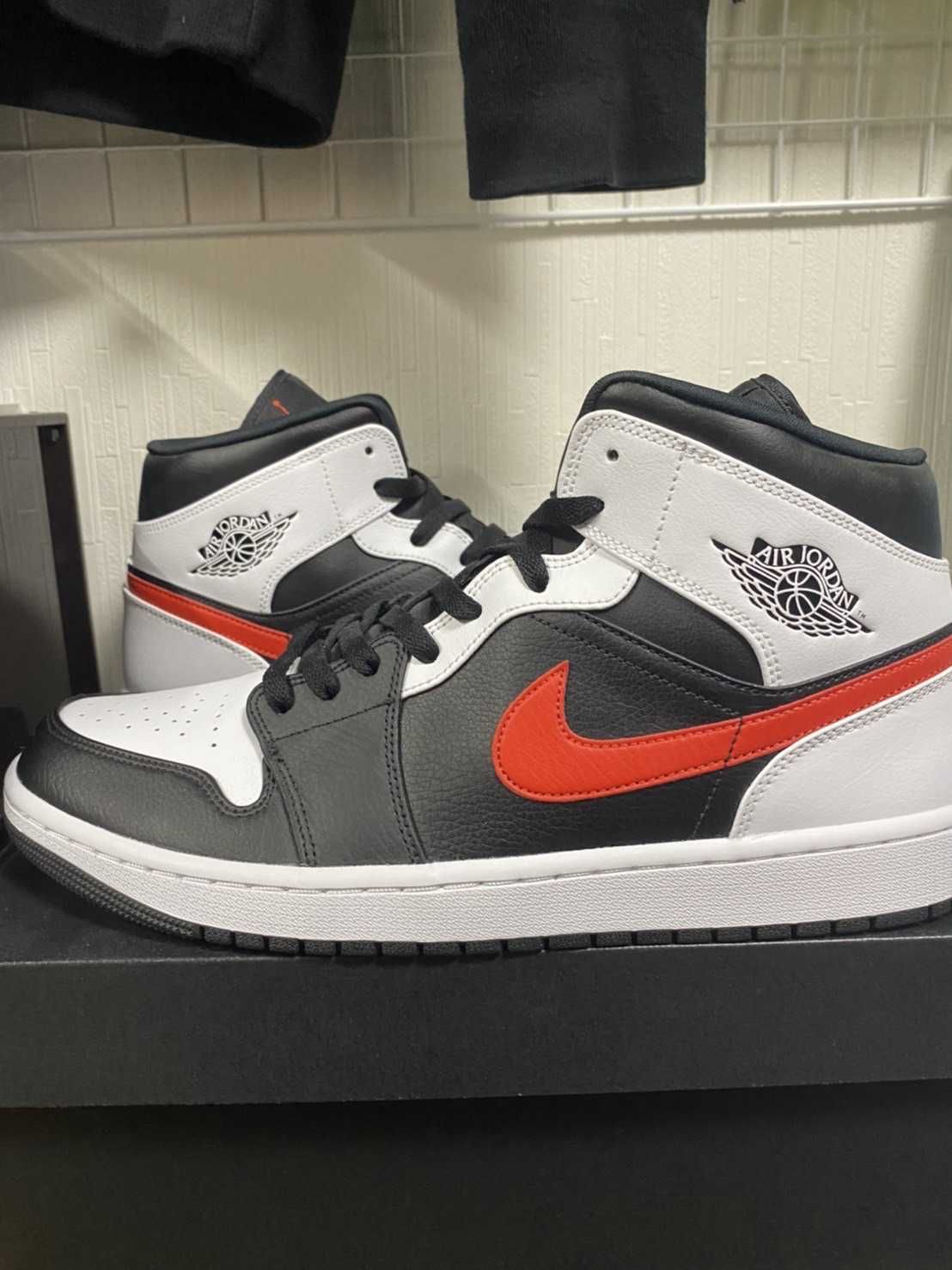 NIKE AIR JORDAN 1 MID "BLACK/CHILE RED/WHITE"