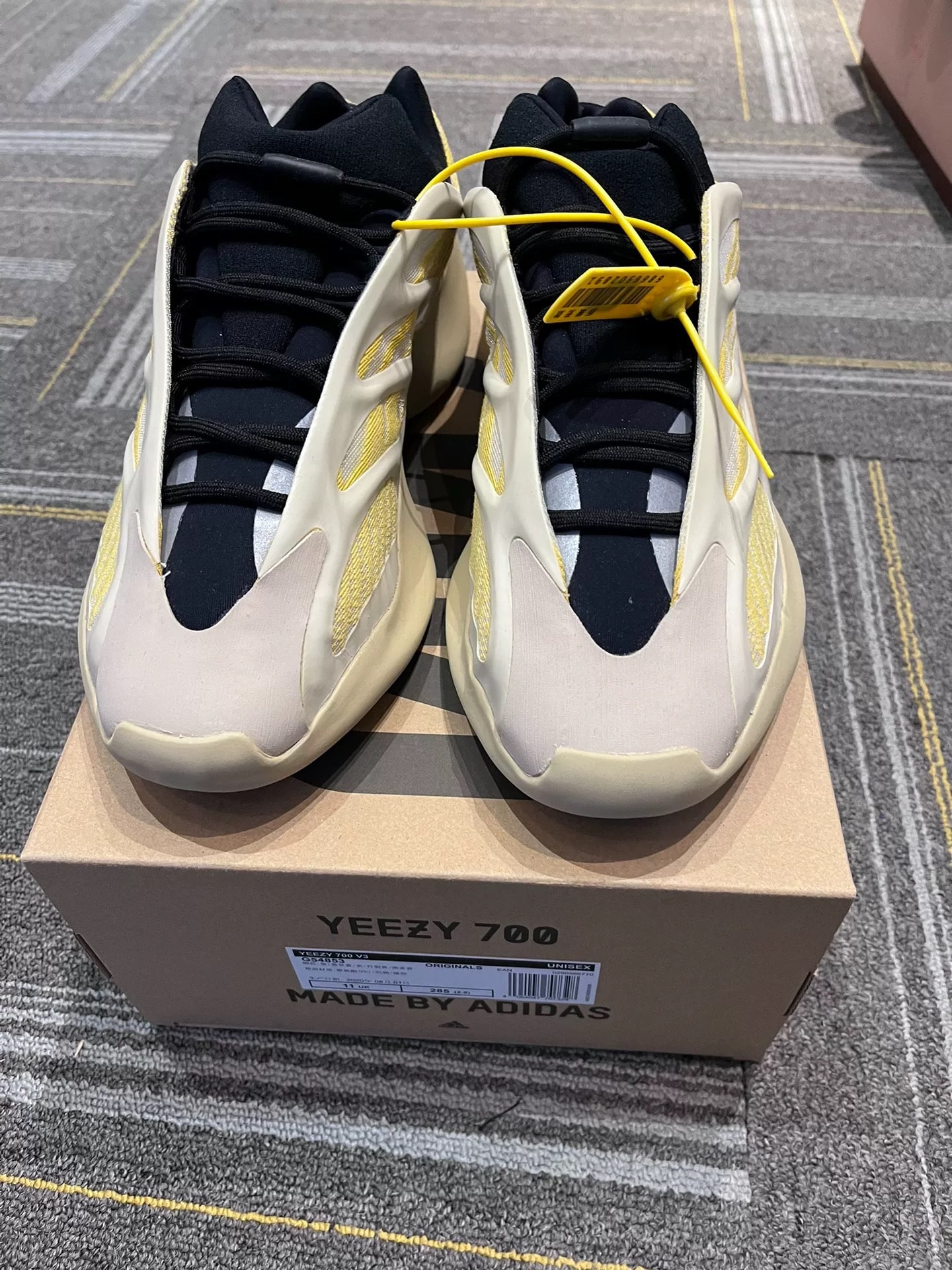 アディダス イージー700V3 "サフラワー"