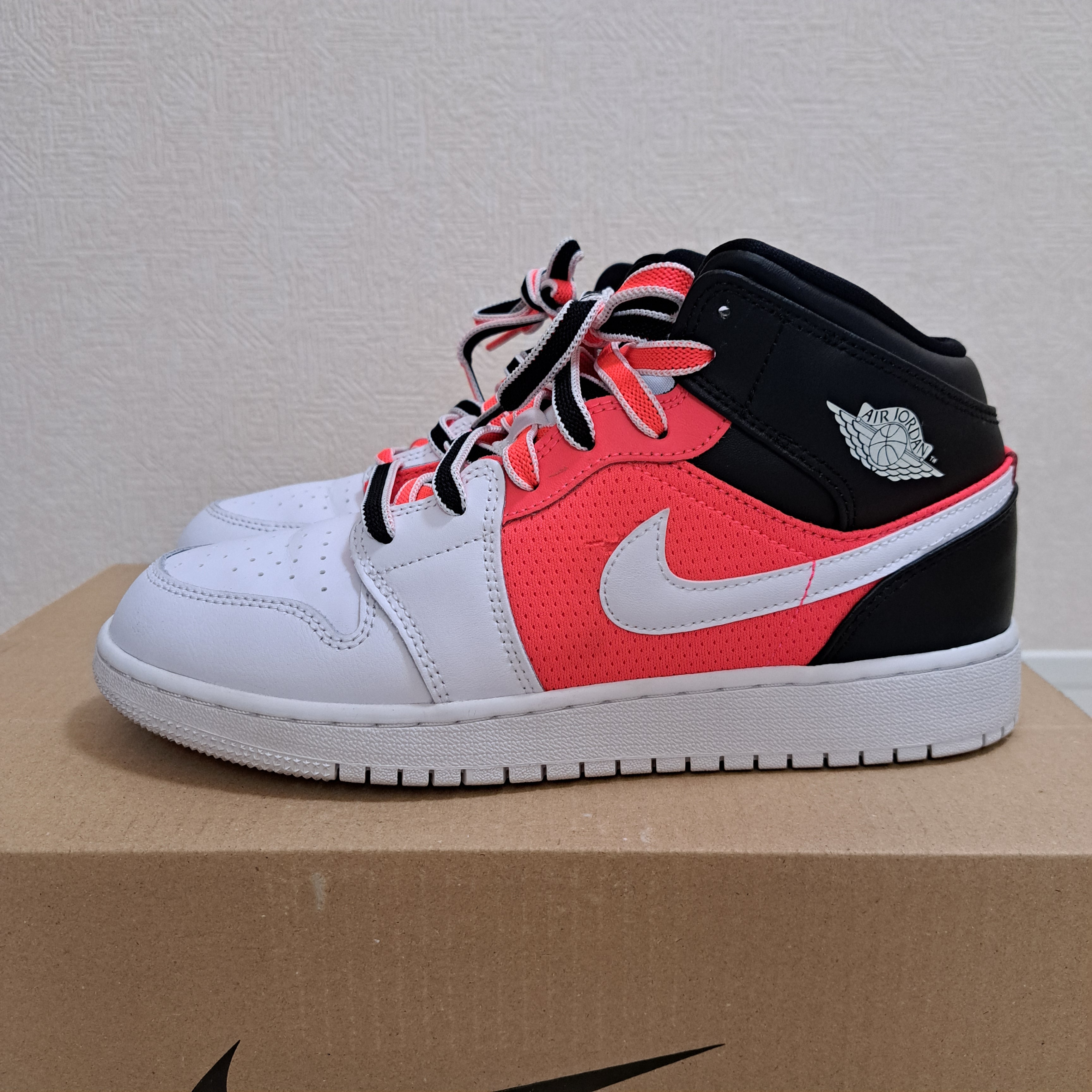 Nike GS Air Jordan 1 Mid SE "Black/Infrared 23/White"