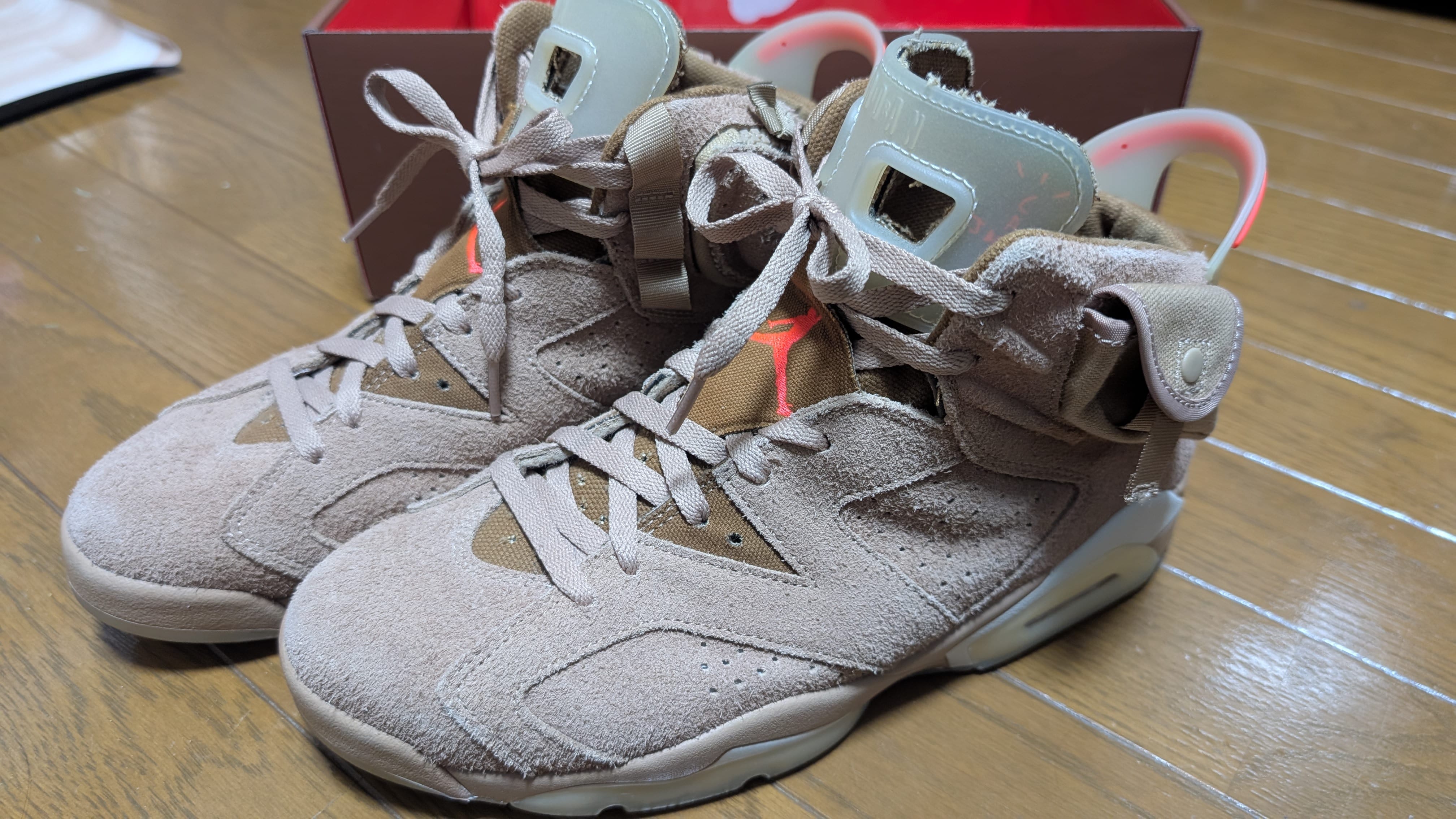 トラヴィススコット × ナイキ エアジョーダン6 "ブリティッシュカーキ"