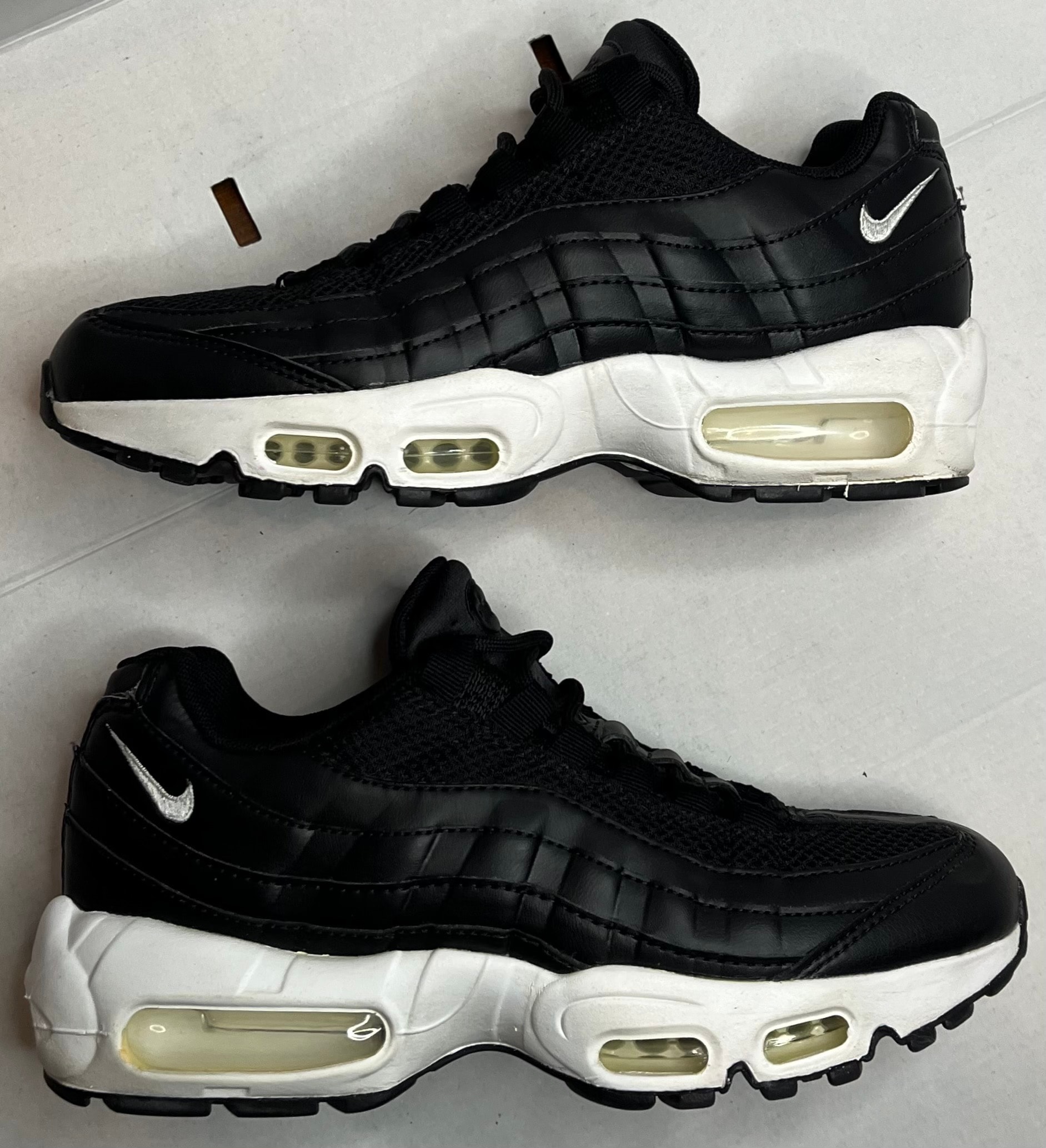 ナイキ ウィメンズ エアマックス 95 ネクストネイチャー "ブラック/ホワイト"