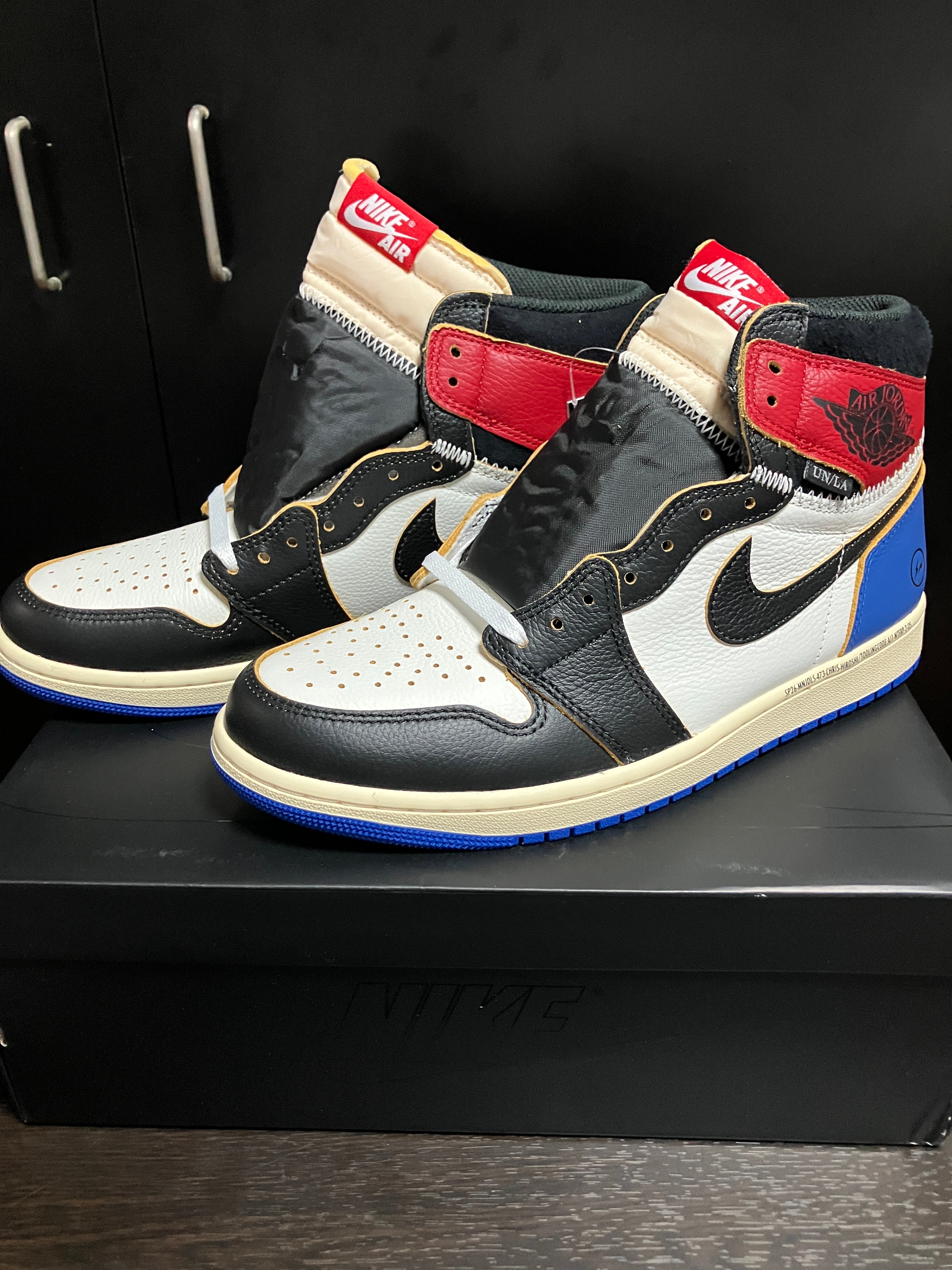 フラグメントデザイン × ユニオン × ナイキ エアジョーダン1 ハイ OG "ブラック/バーシティレッド"