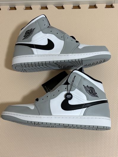 Nike Air Jordan 1 Mid "Light Smoke Grey/White/Black"