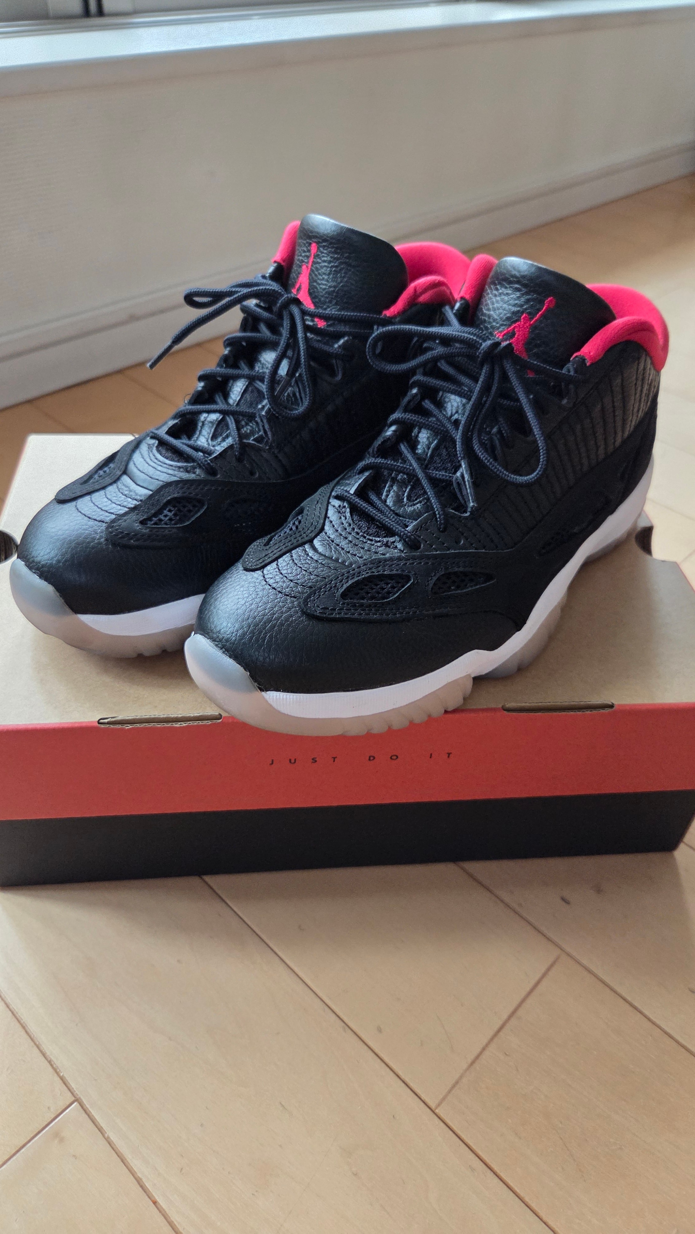 Air Jordan 11 Low IE "Bred"