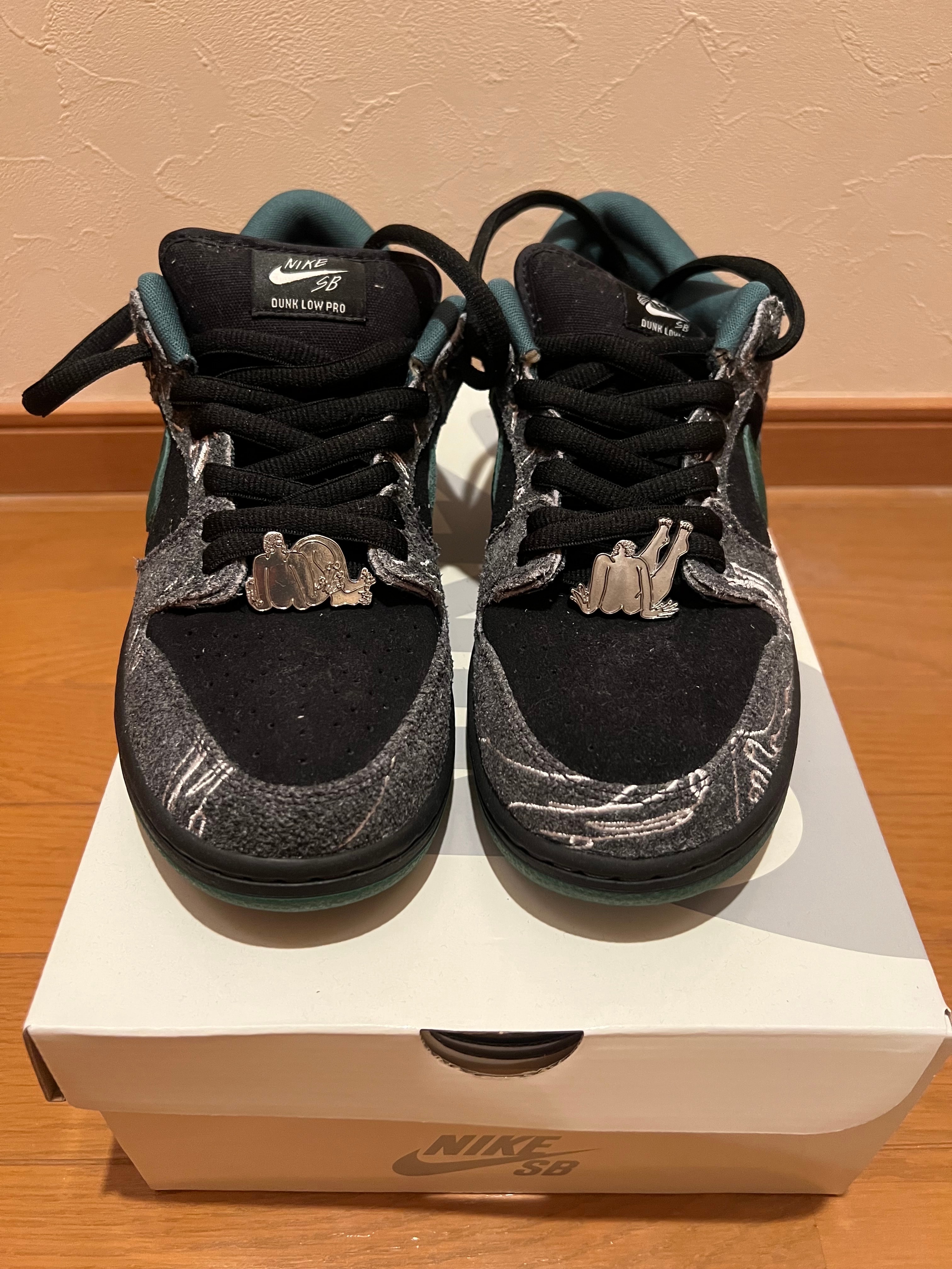 There Skateboards × Nike SB Dunk Low Pro "Anthracite and Gorge Green"