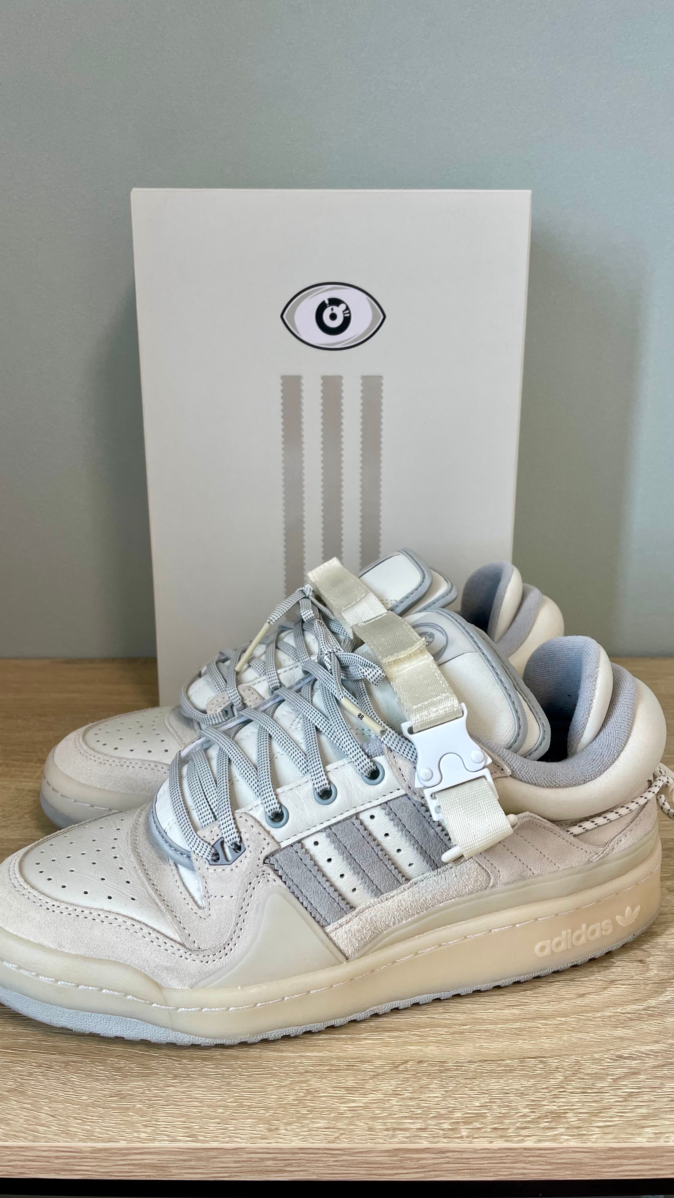 バッド・バニー × アディダス フォーラム ロー "ホワイト バニー"