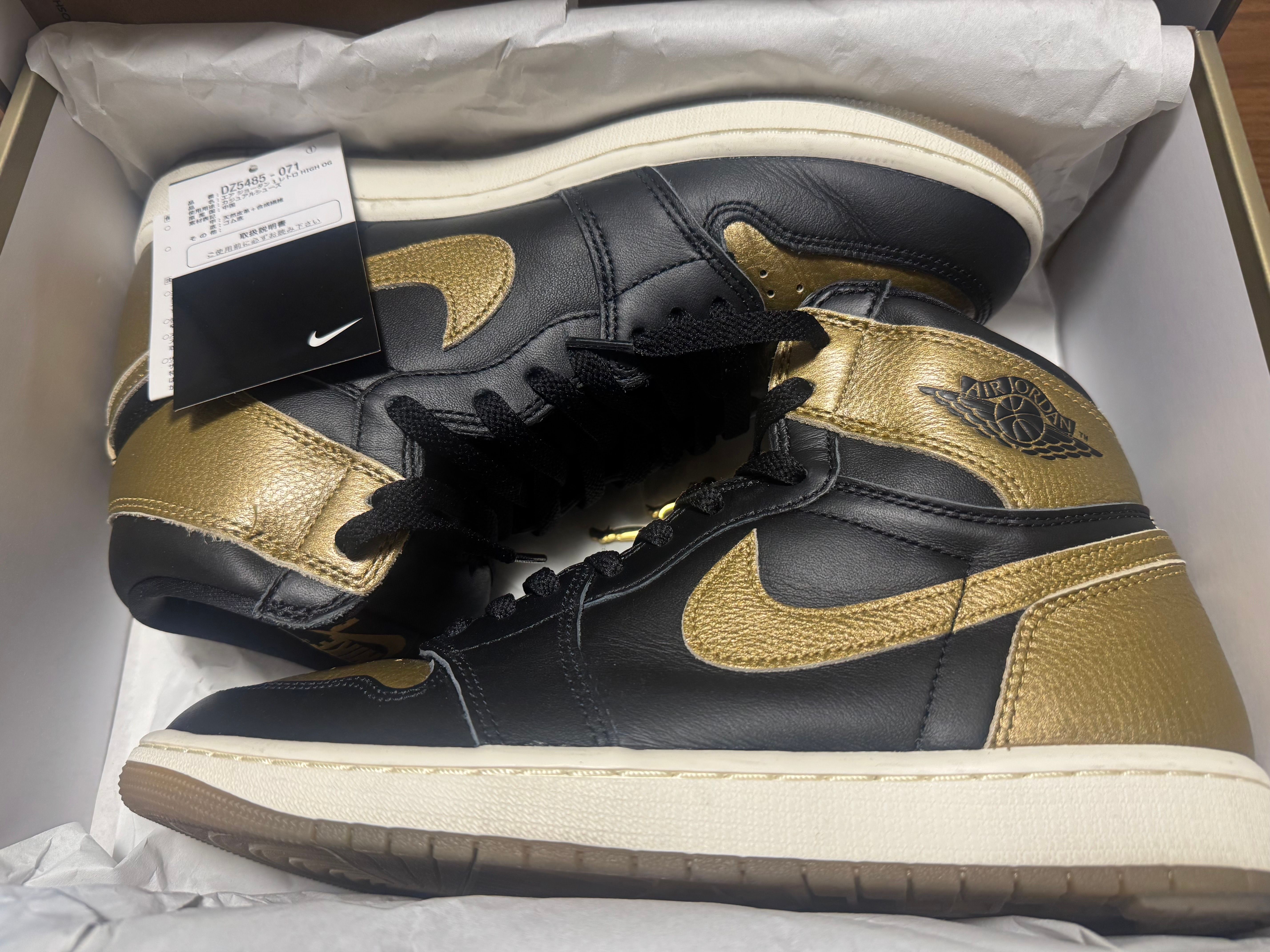 Nike Air Jordan 1 Retro High OG "Black and Gold"