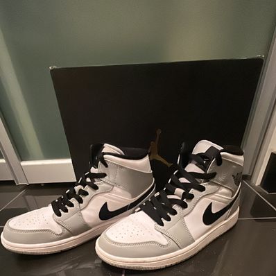 Nike Air Jordan 1 Mid "Light Smoke Grey/White/Black"