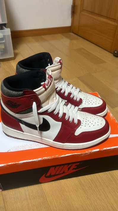 Nike Air Jordan 1 High OG "Lost & Found/Chicago"