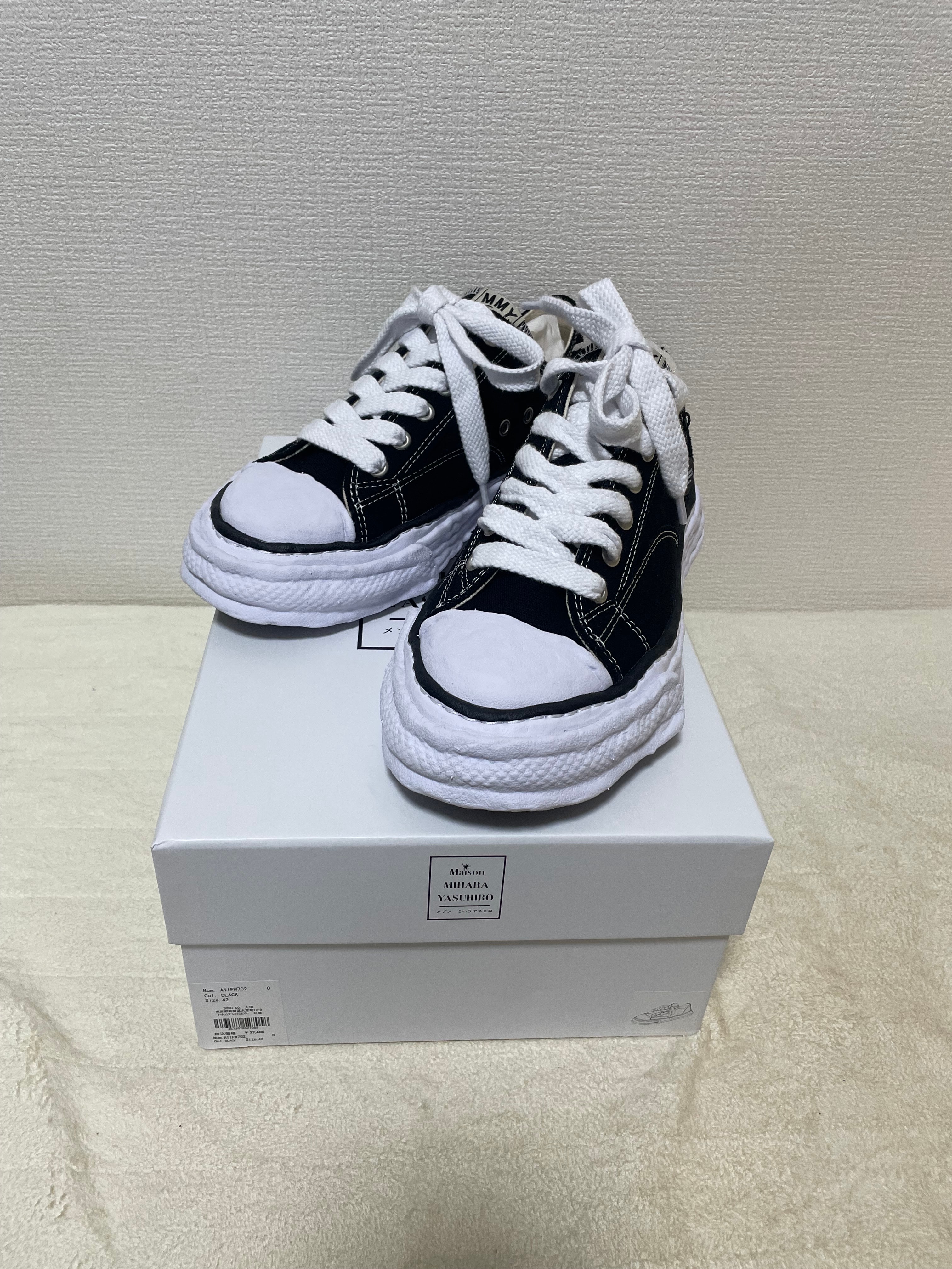 メゾンミハラヤスヒロ ピーターソン23 OG ソール キャンバス ロートップ スニーカー "ブラック" (A11FW702)