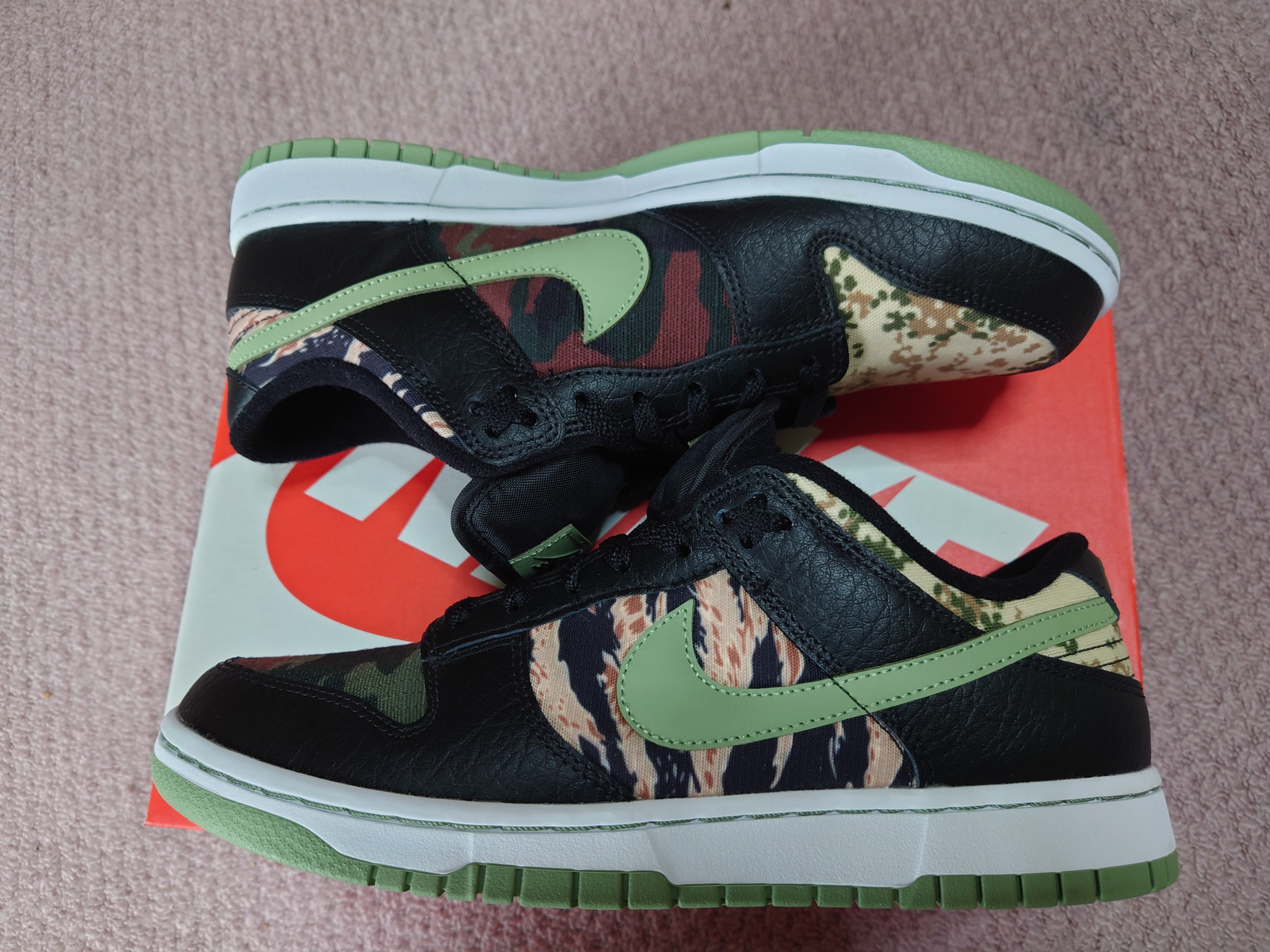 NIKE DUNK LOW SE "BLACK MULTI CAMO"