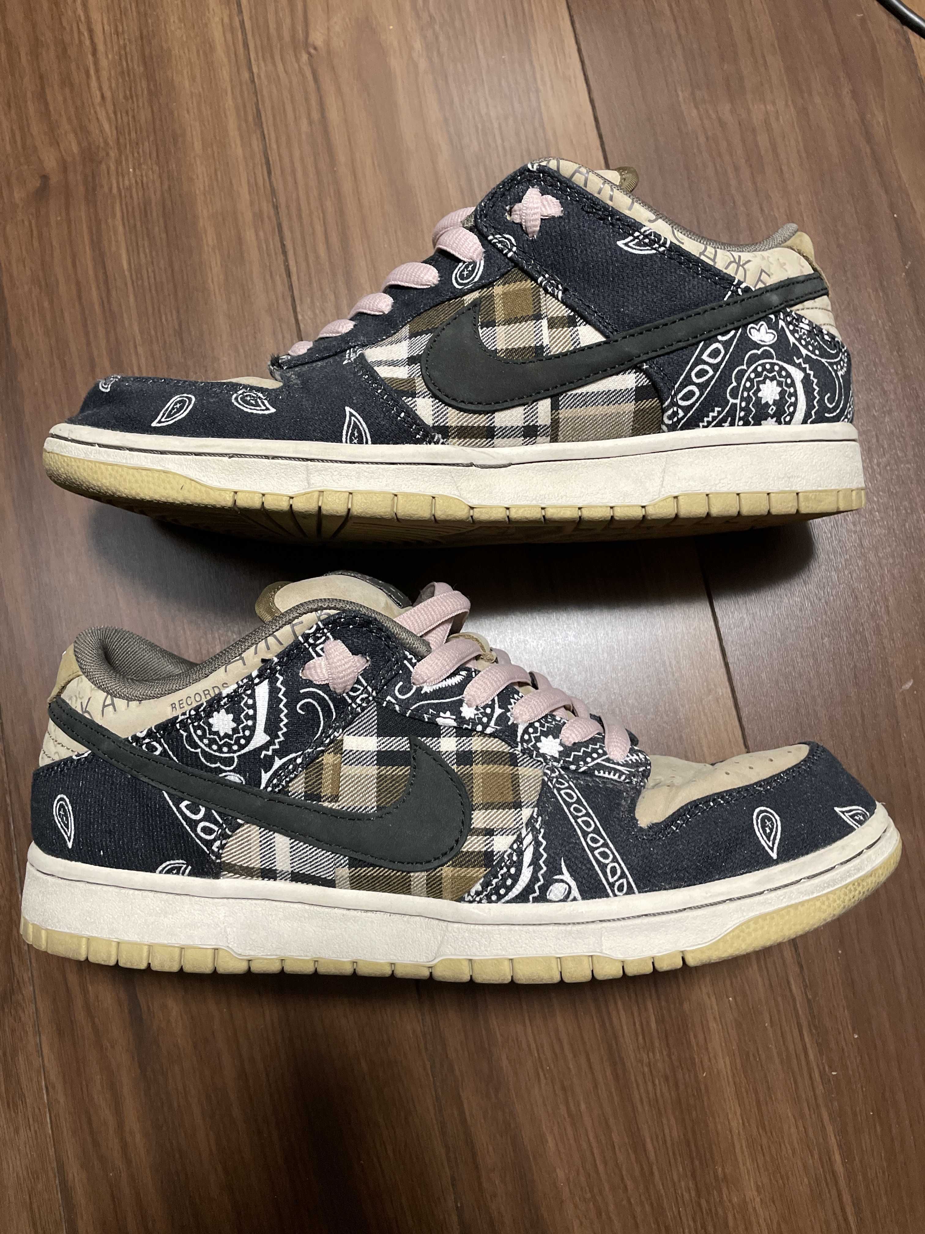 Travis Scott × Nike SB Dunk Low "Black/Parachute Beige"