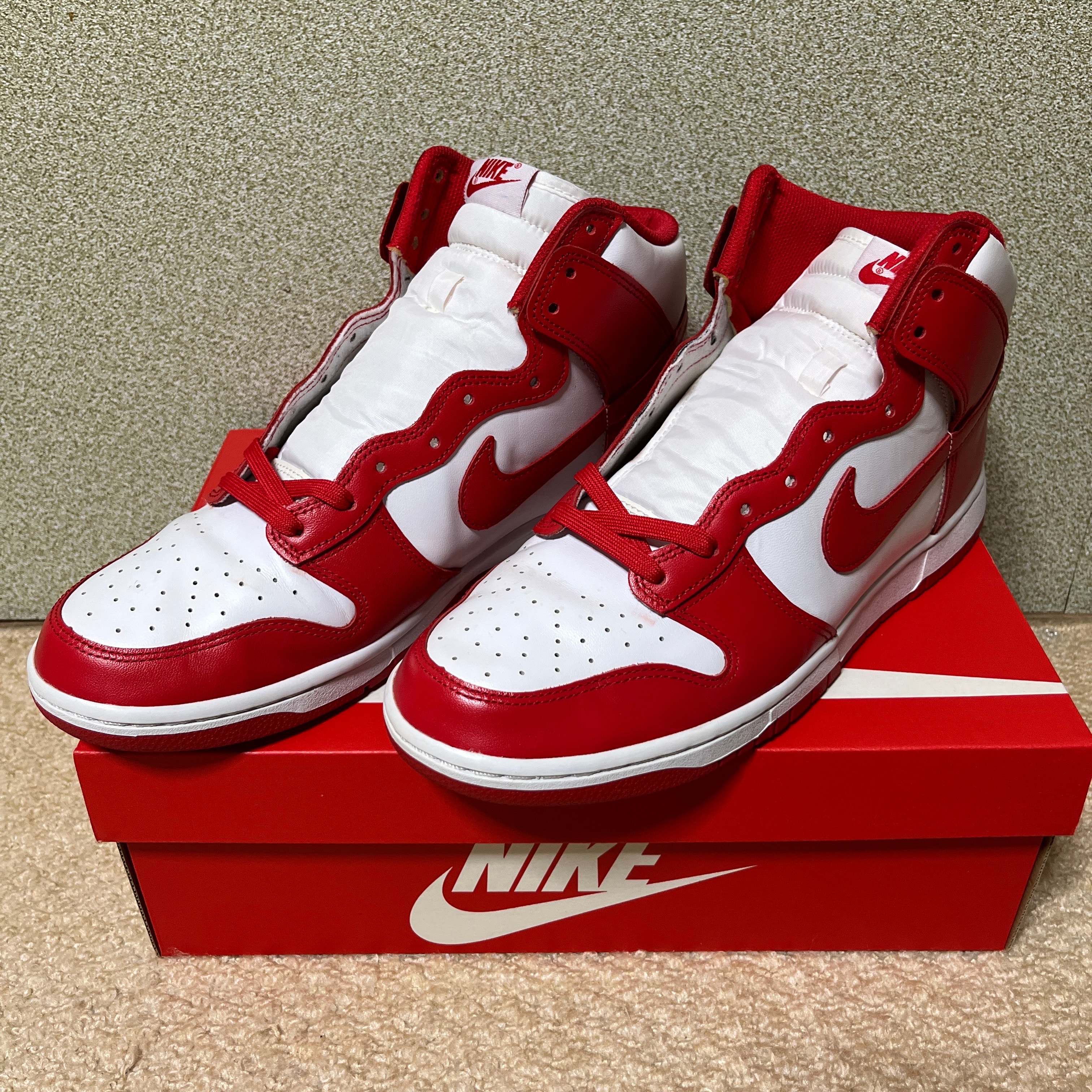 ナイキ ダンク ハイ "チャンピオンシップ ホワイト アンド レッド"