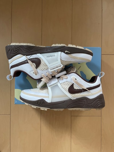 Travis Scott × Nike Zoom Field Jaxx "White and Light Chocolate"