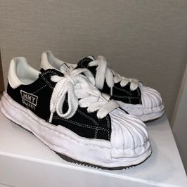 メゾンミハラヤスヒロ ブレイキー OG ソール キャンバス ロートップ スニーカー "ブラック" (A08FW735)