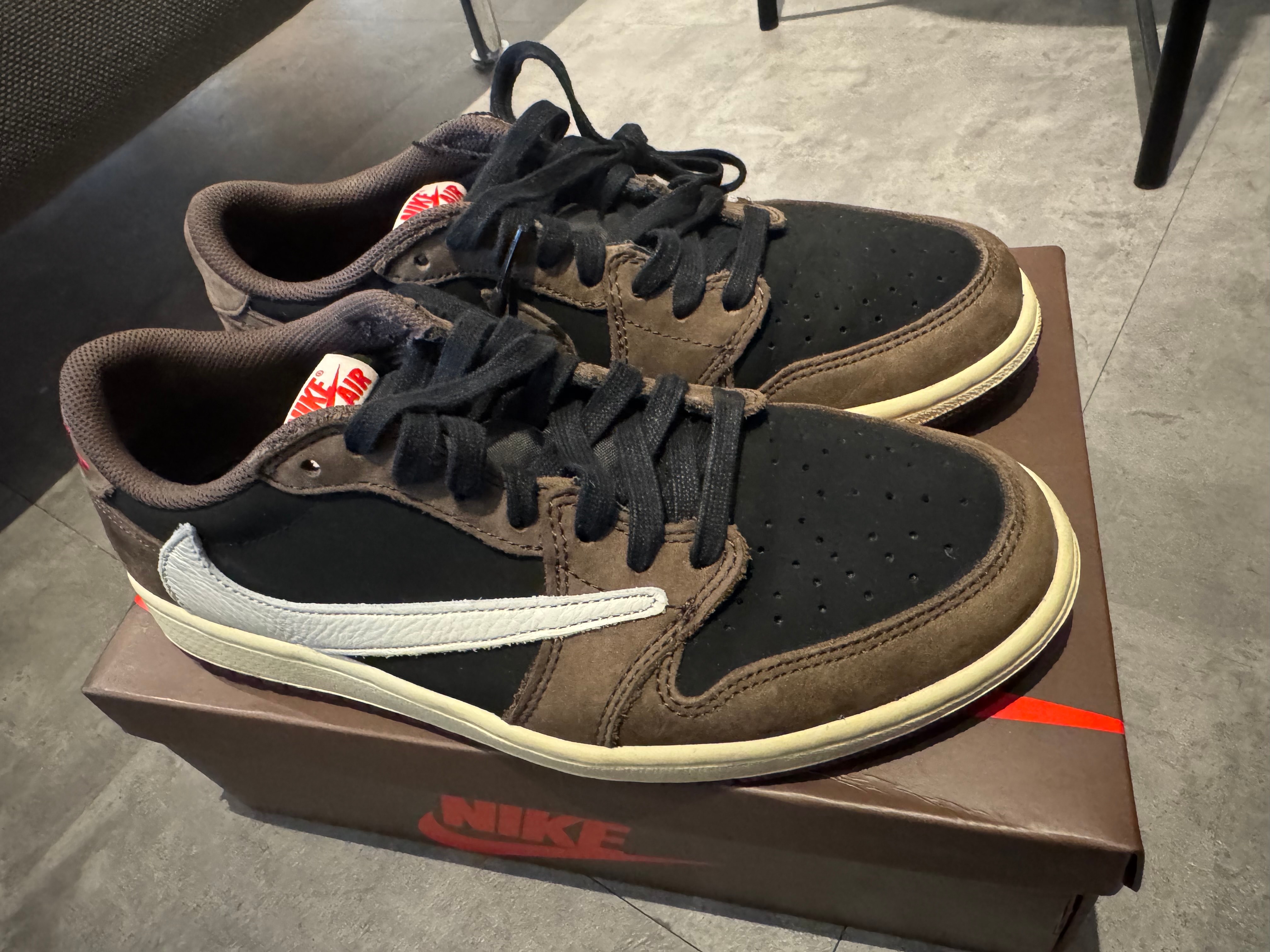 トラヴィススコット×ナイキ エアジョーダン1 ロー OG SP-T  "ブラック/ダークモカ"