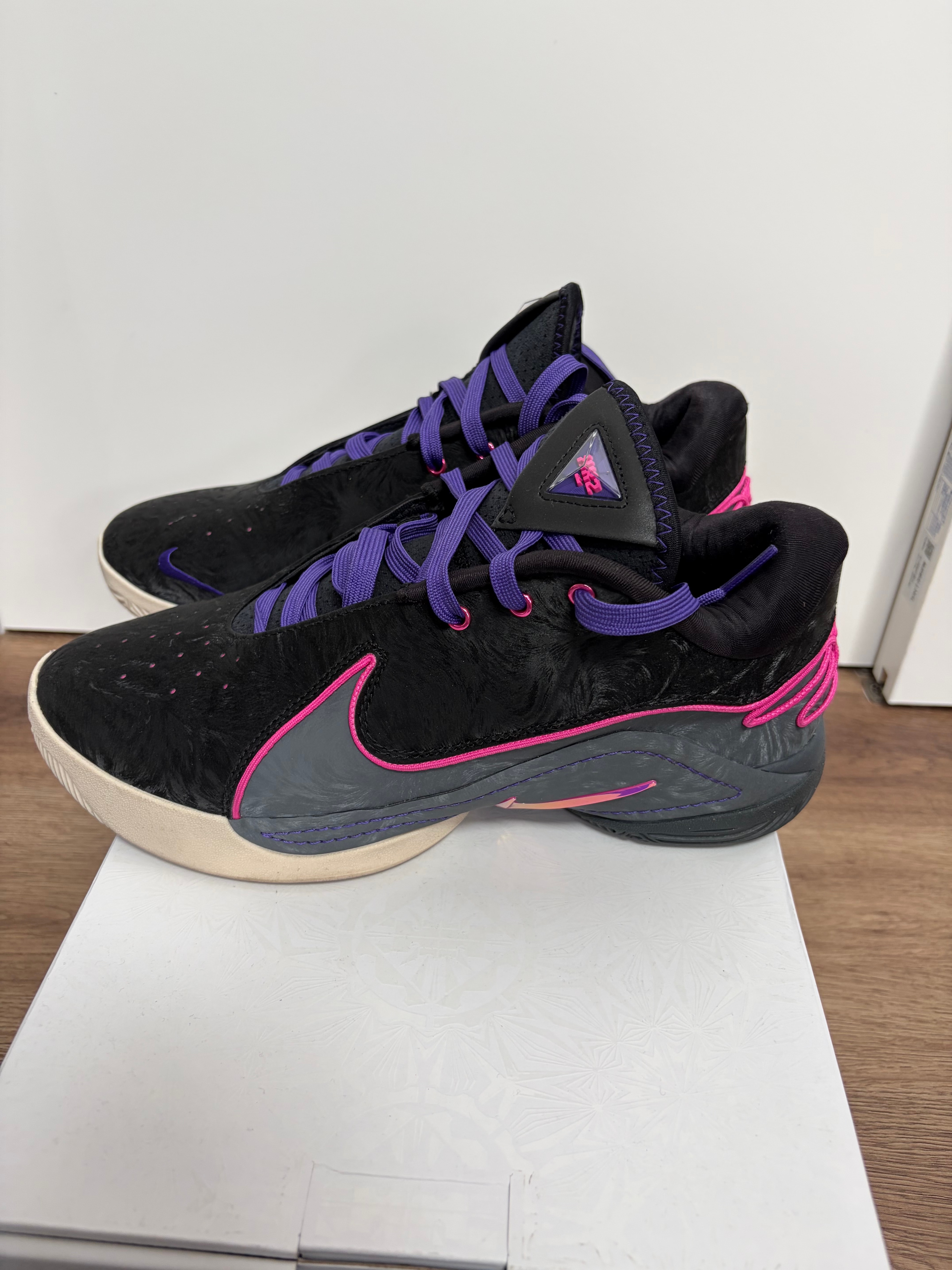 Nike LeBron 22 "Tunnel Vision" (FZ1094-001/FZ1095-001)