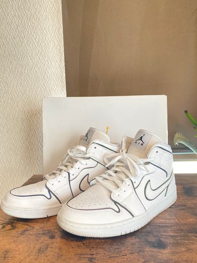 NIKE Women's AIR JORDAN 1 MID "WHITE/BLACK"