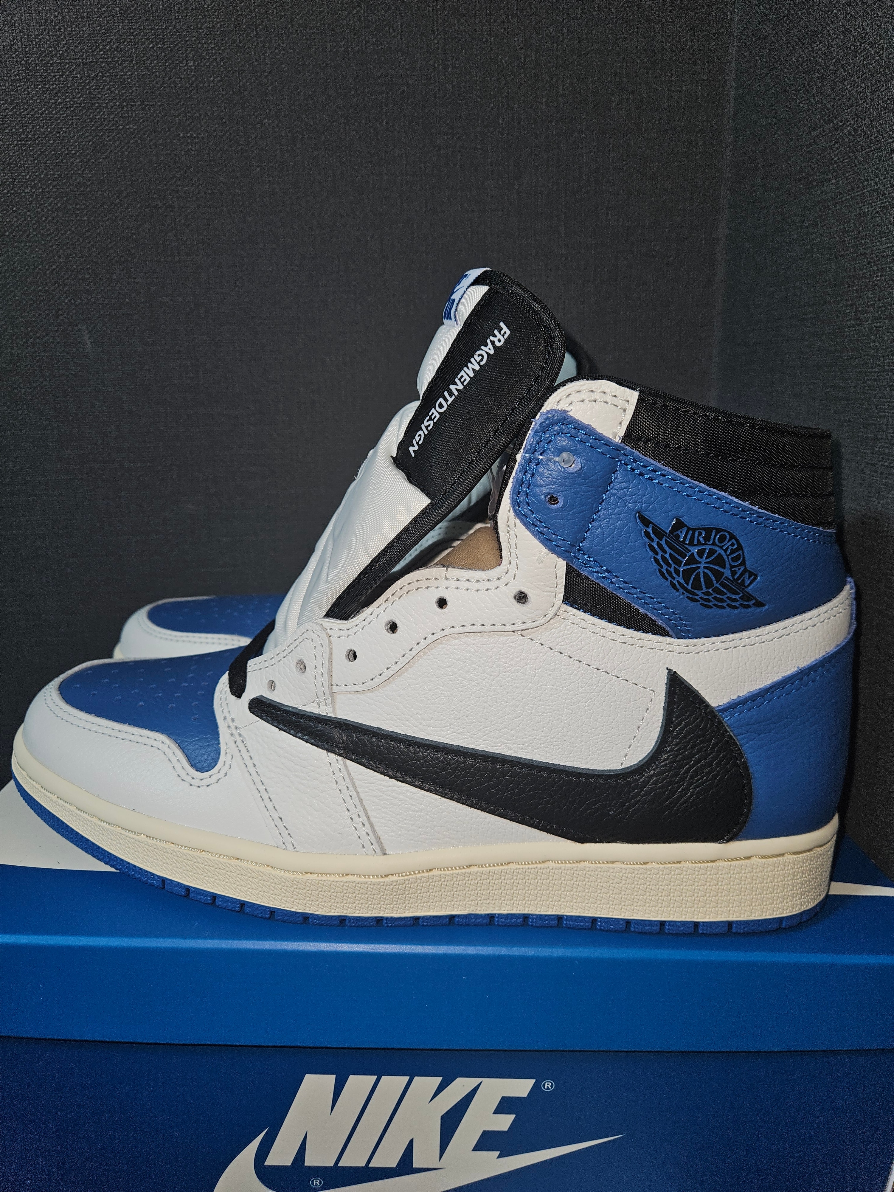 トラヴィススコット × フラグメントデザイン × ナイキ エアジョーダン1 レトロ ハイ OG SP "ミリタリーブルー"
