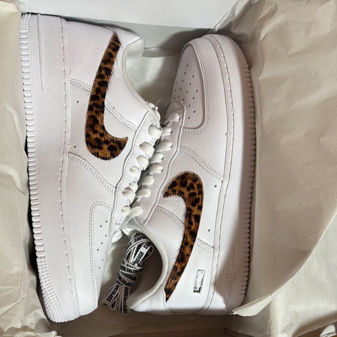 GOODENOUGH × Supreme × Nike Air Force 1 Low "White/Leopard" (25SS Week15)