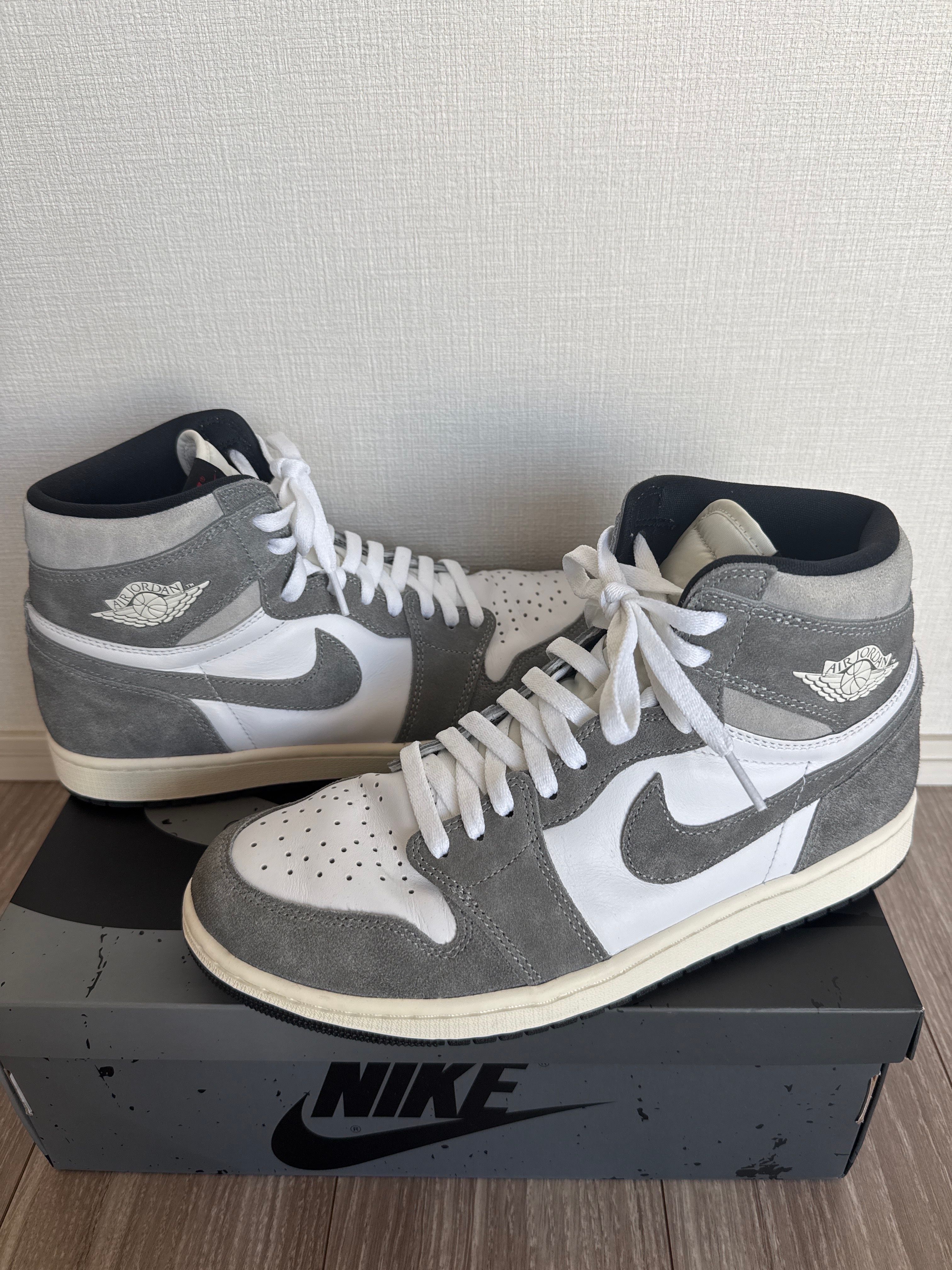 Nike Air Jordan 1 Retro High OG "Black and Smoke Grey"