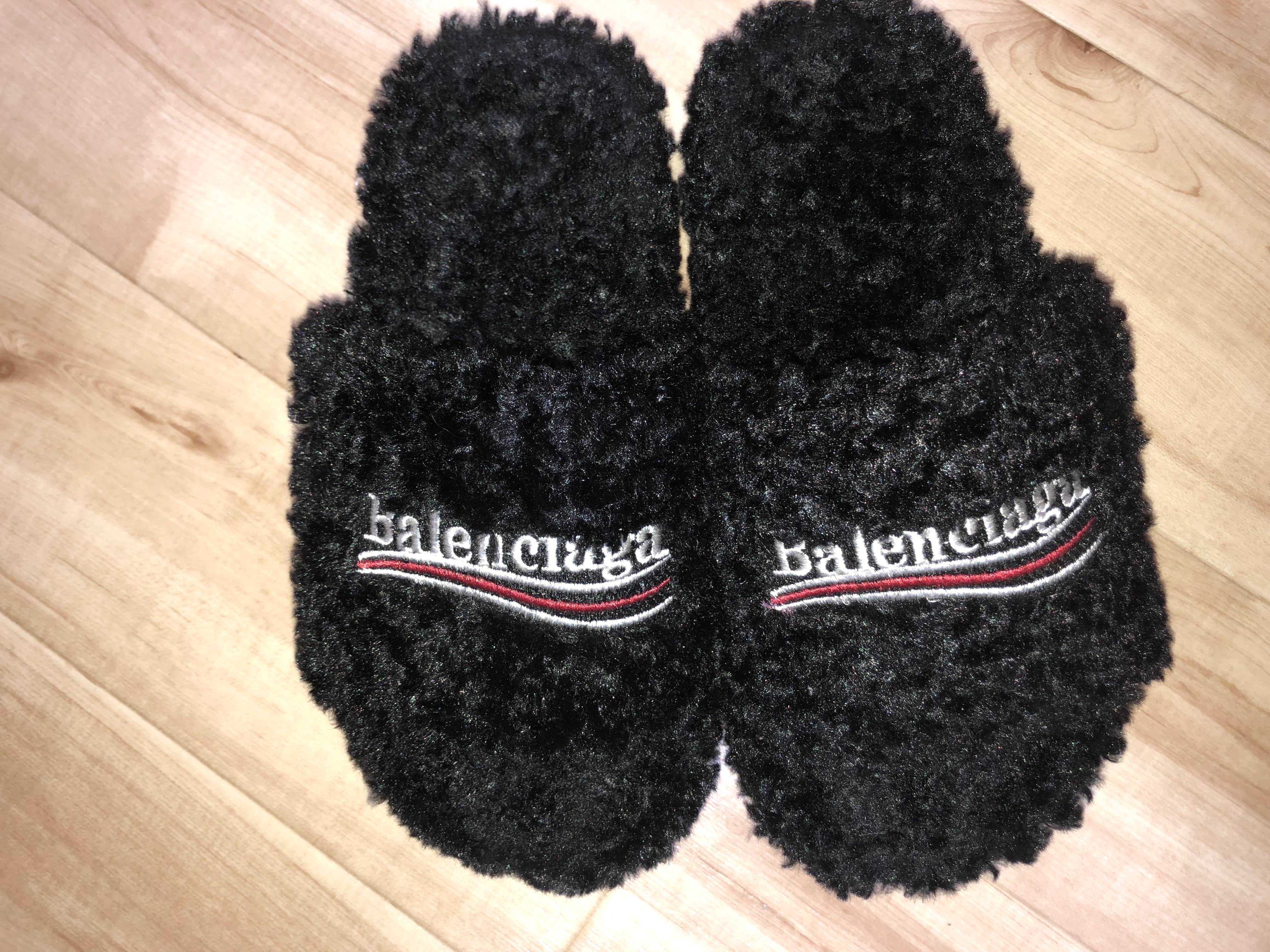 バレンシアガ ウィメンズ ファーリー スライドサンダル "ブラック"