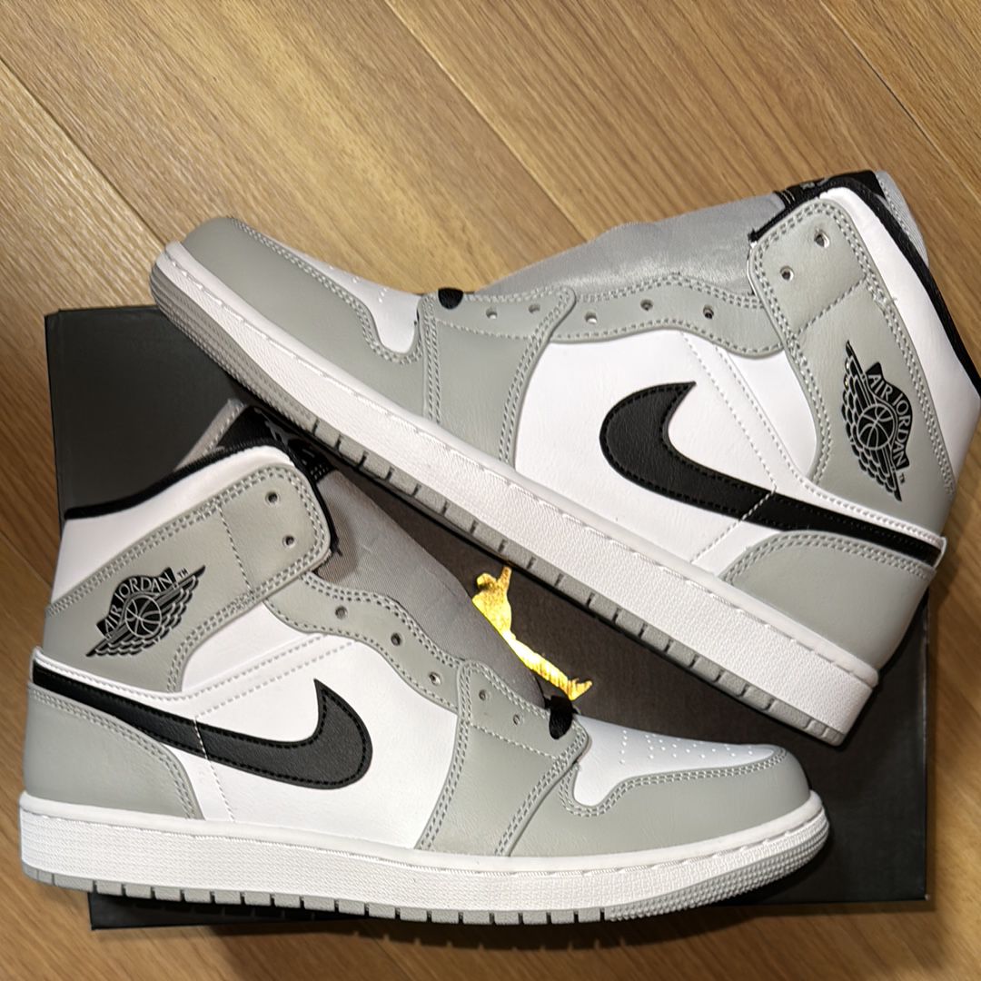 Nike Air Jordan 1 Mid "Light Smoke Grey/White/Black"