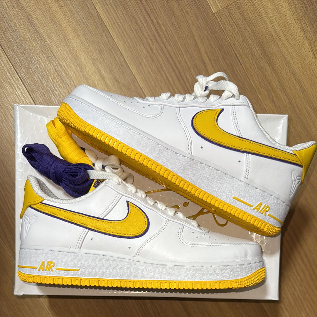 Kobe Bryant × Nike Air Force 1 Low Retro QS "Varsity Maize and Varsity Purple"