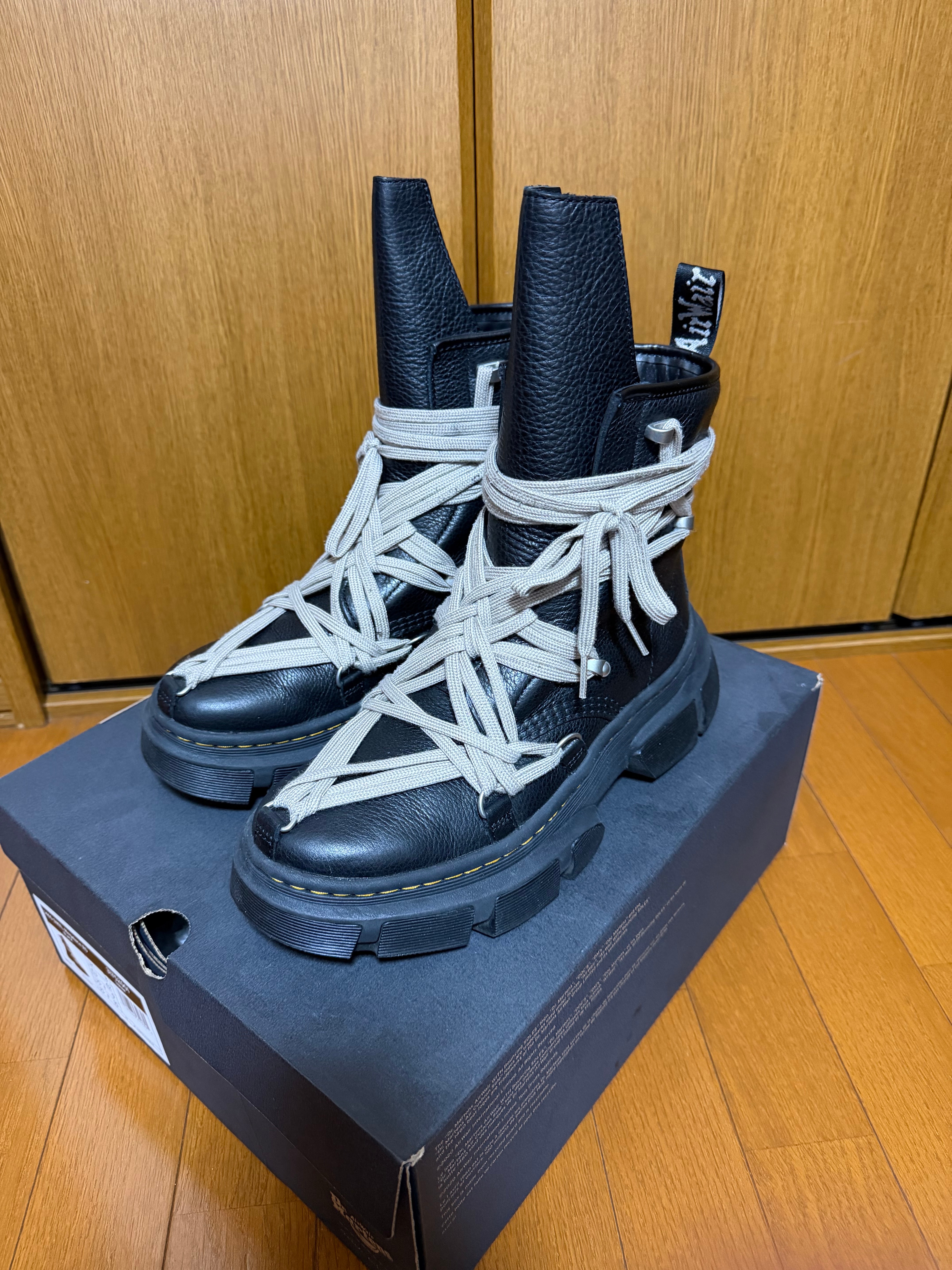 リックオウエンス × ドクターマーチン 1460 DMXL メガ レースブーツ "ブラック" (厚底 ブーツ)