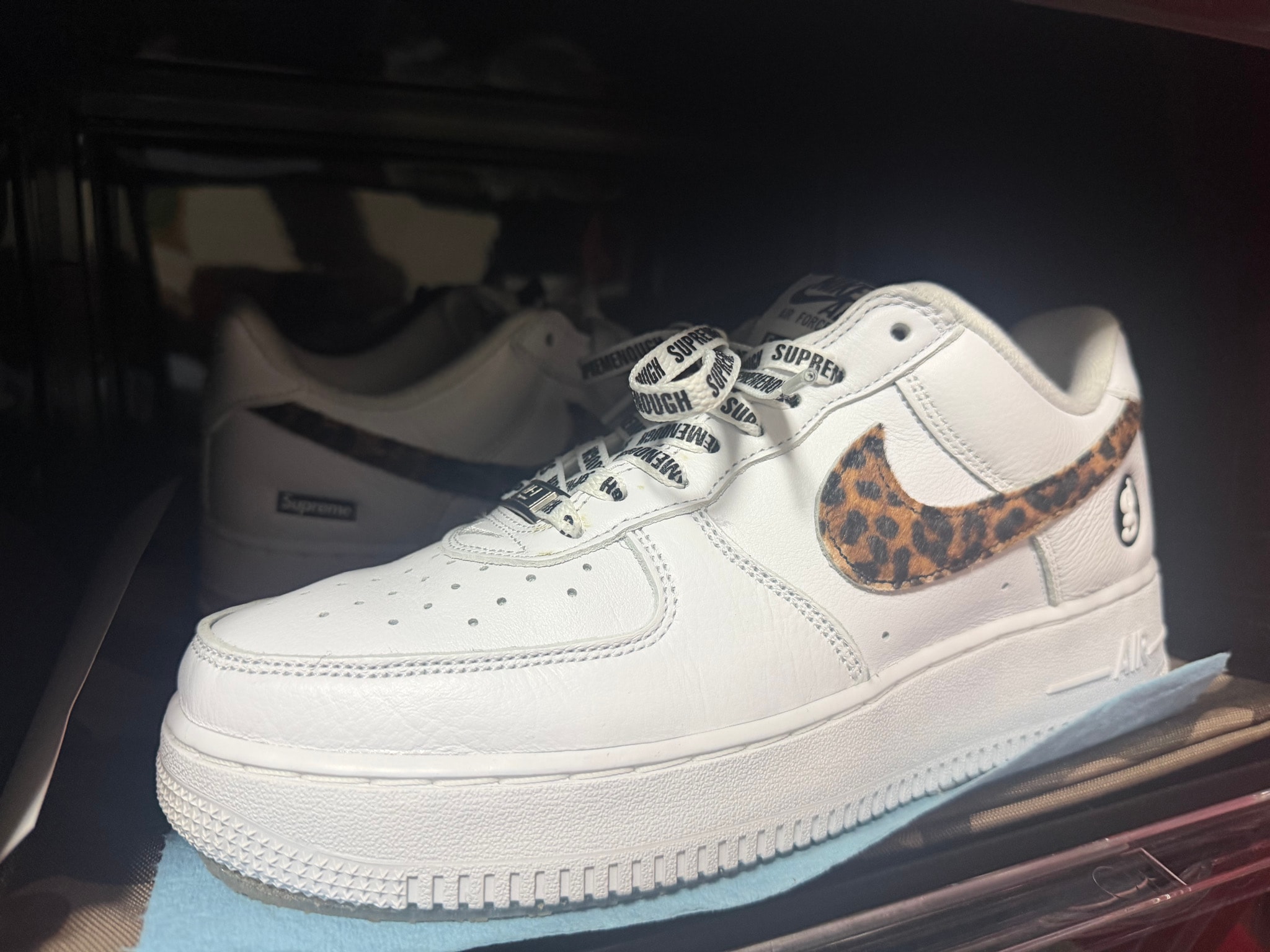 GOODENOUGH × Supreme × Nike Air Force 1 Low "White/Leopard" (25SS Week15)