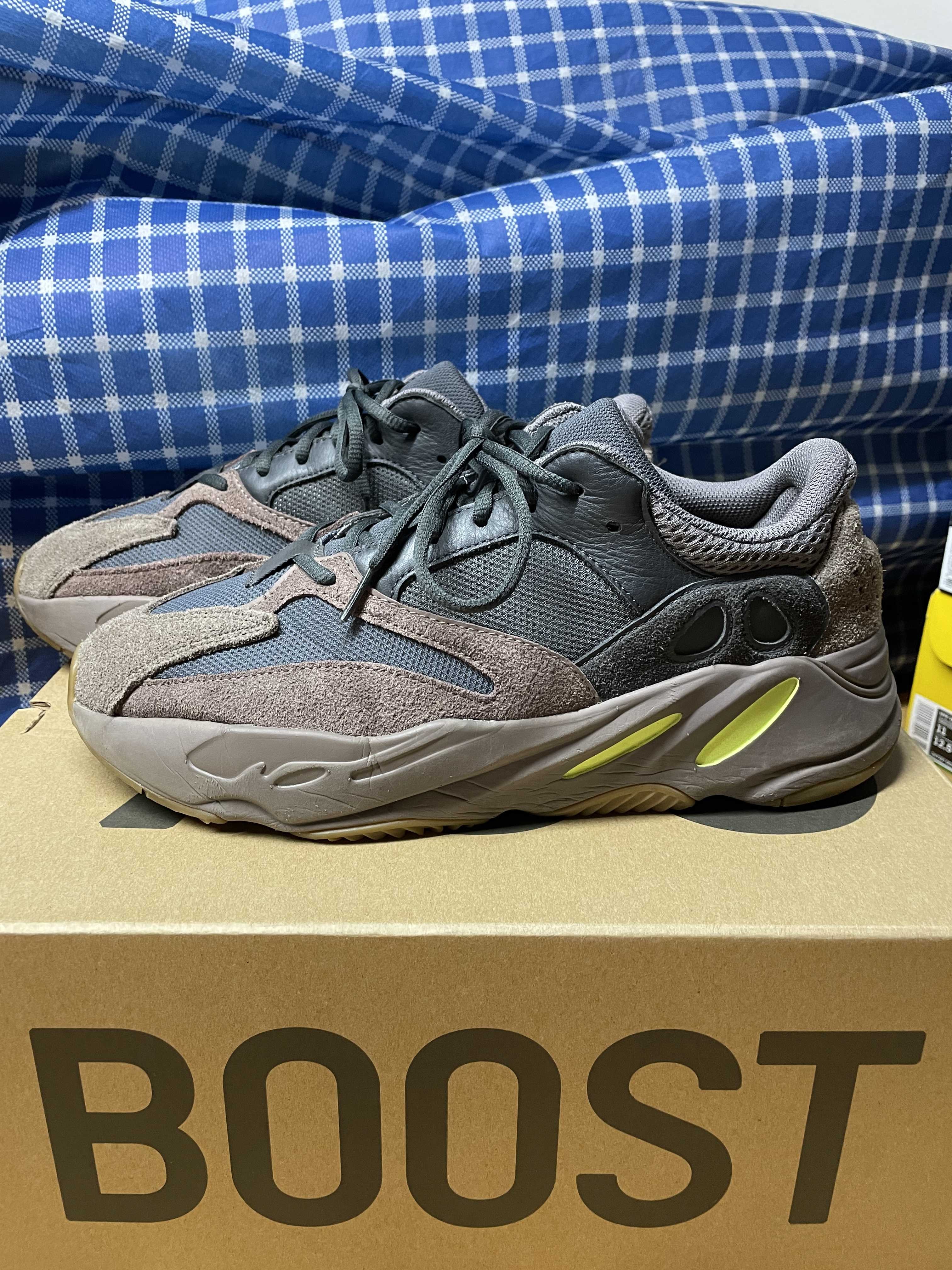 YEEZY BOOST 700 WAVE RUNNER DARK GREY
