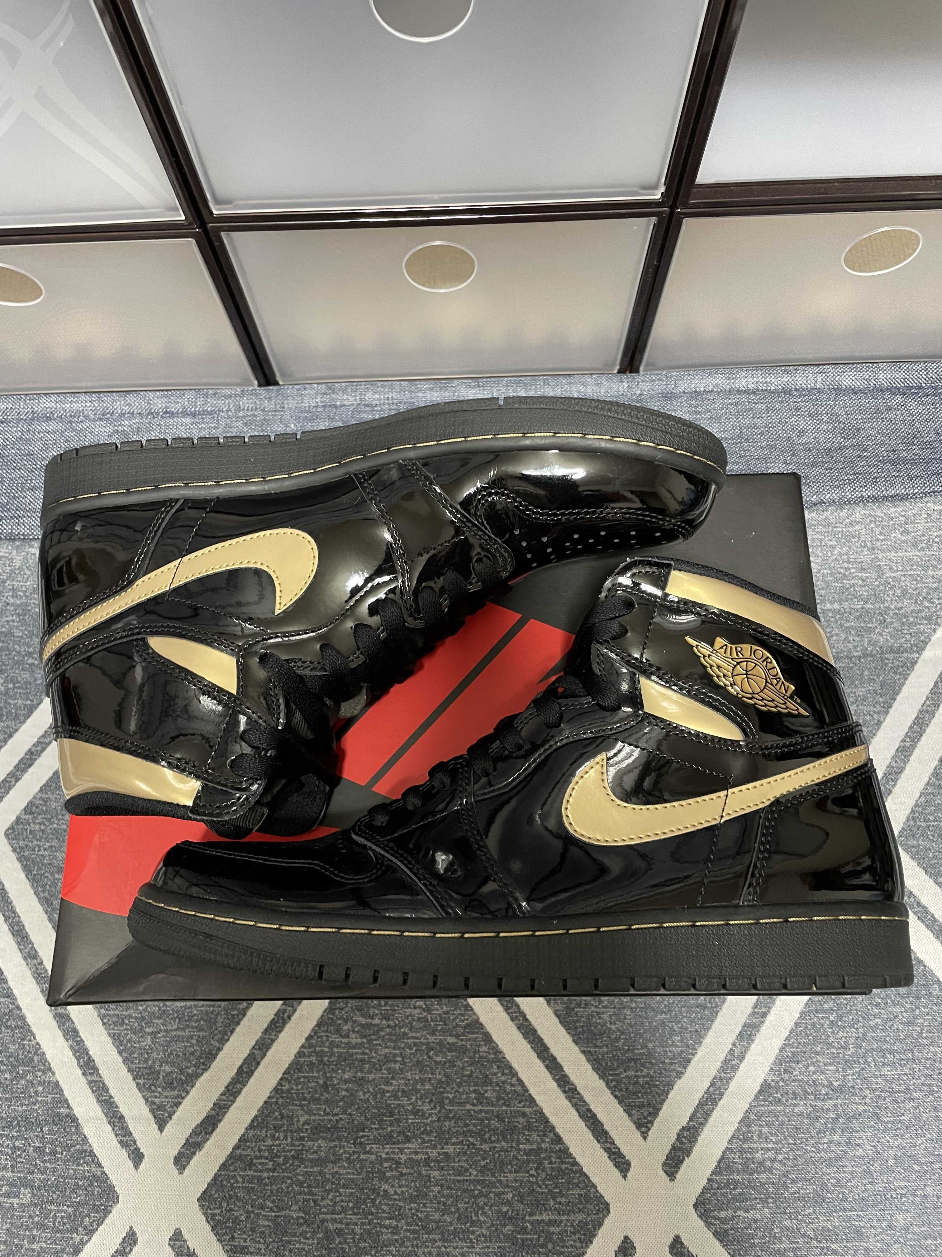 Nike Air Jordan 1 High OG "Black-Metalic Gold"