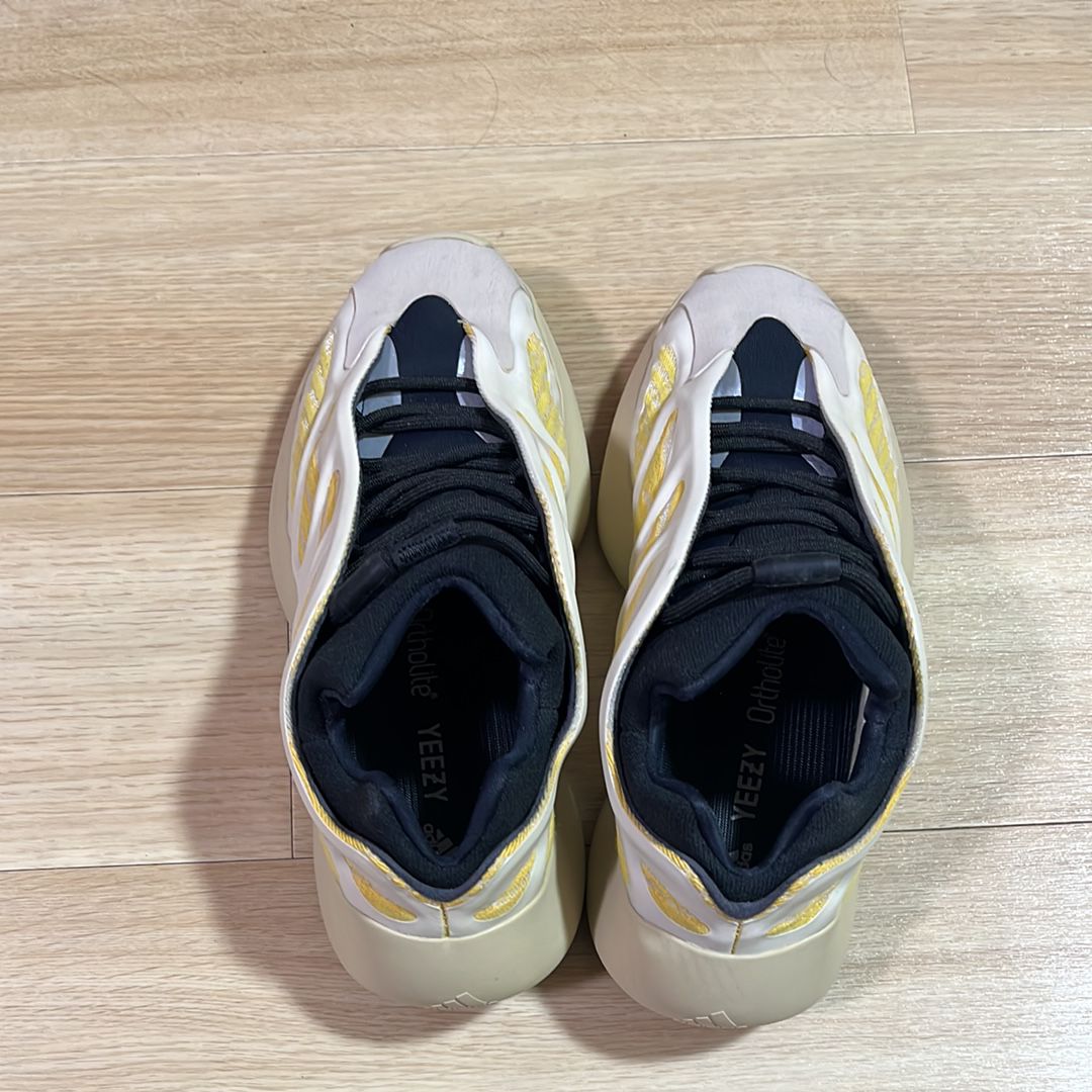 adidas YEEZY 700 V3 "Safflower"