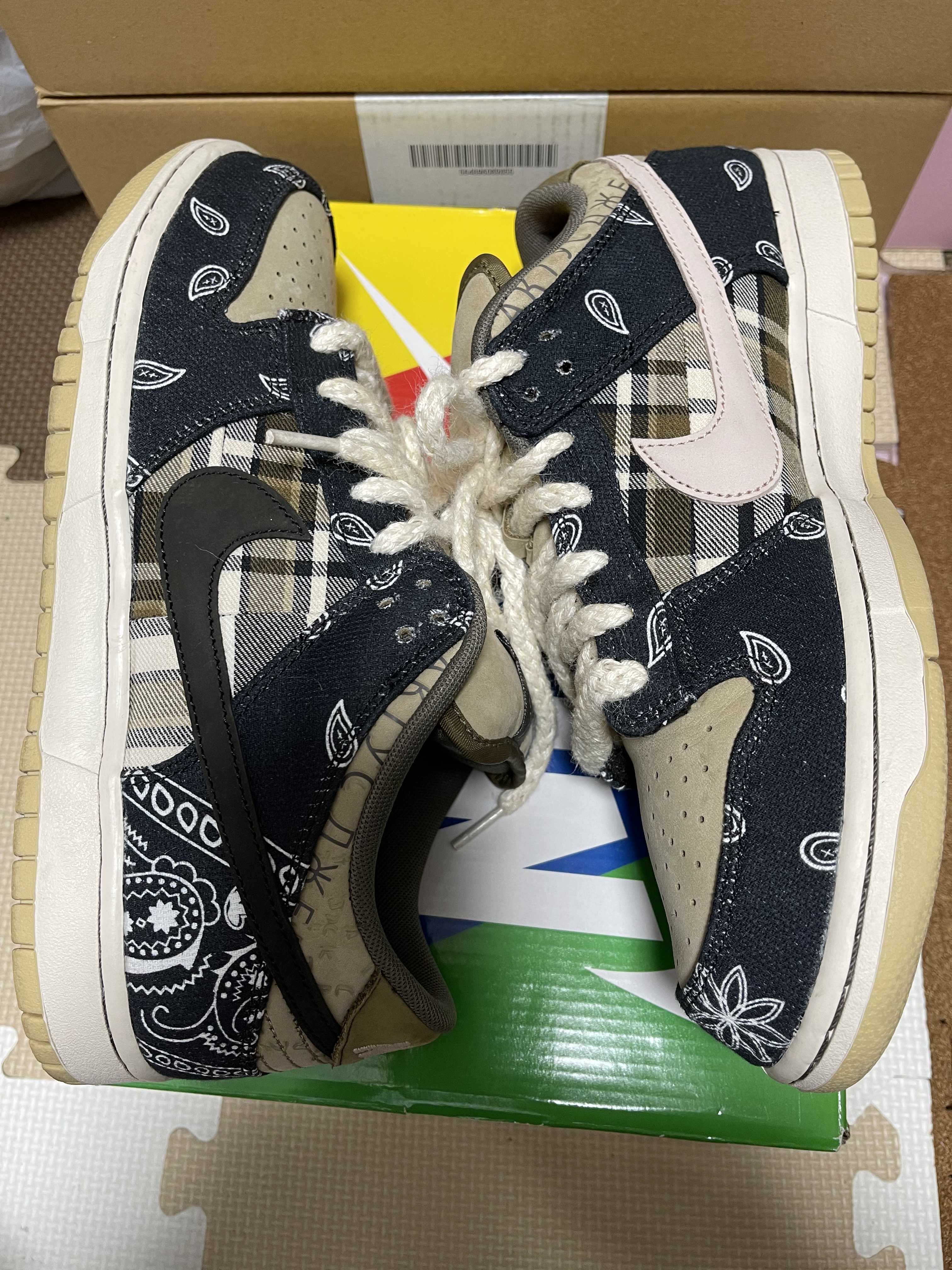 Travis Scott × Nike SB Dunk Low "Black/Parachute Beige"