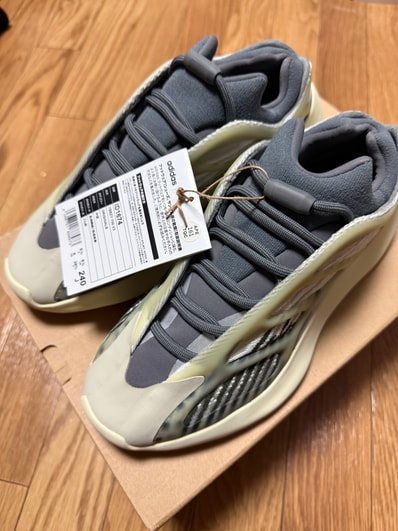 adidas YEEZY 700V3 "Fade Salt"