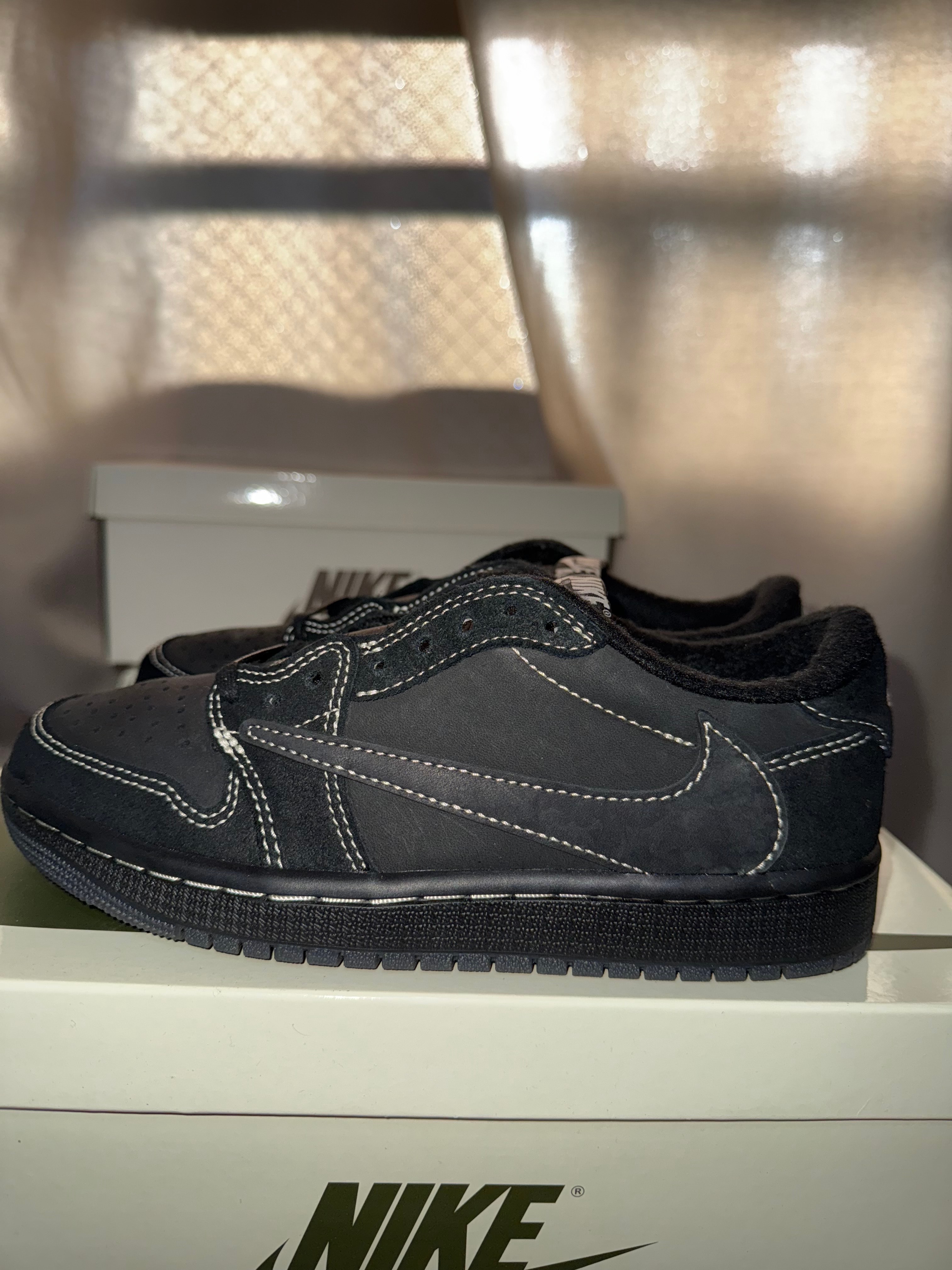 トラヴィススコット × ナイキ エアジョーダン1 ロー OG SP "ブラック ファントム"