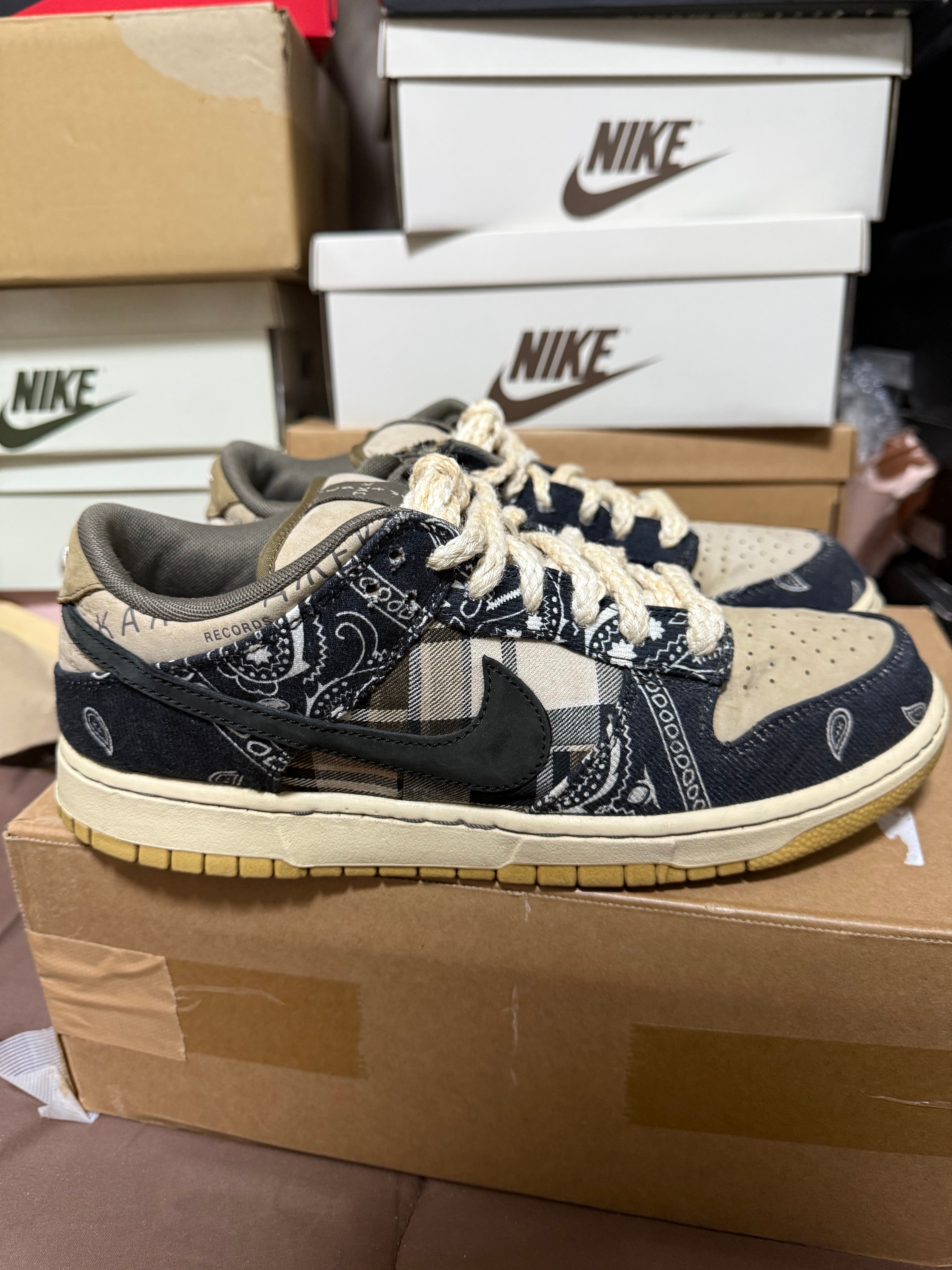 Travis Scott × Nike SB Dunk Low "Black/Parachute Beige"