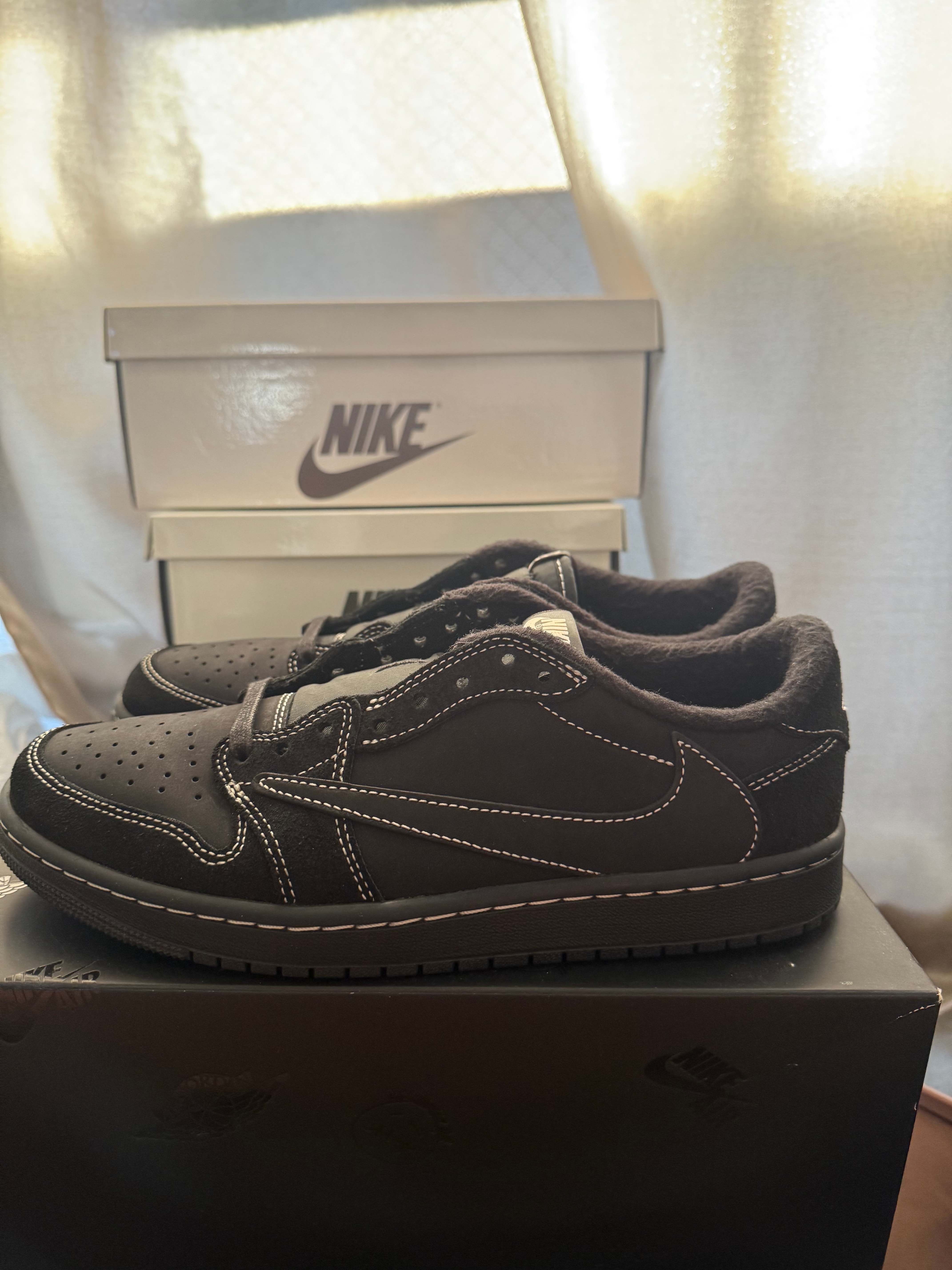 トラヴィススコット × ナイキ エアジョーダン1 ロー OG SP "ブラック ファントム"