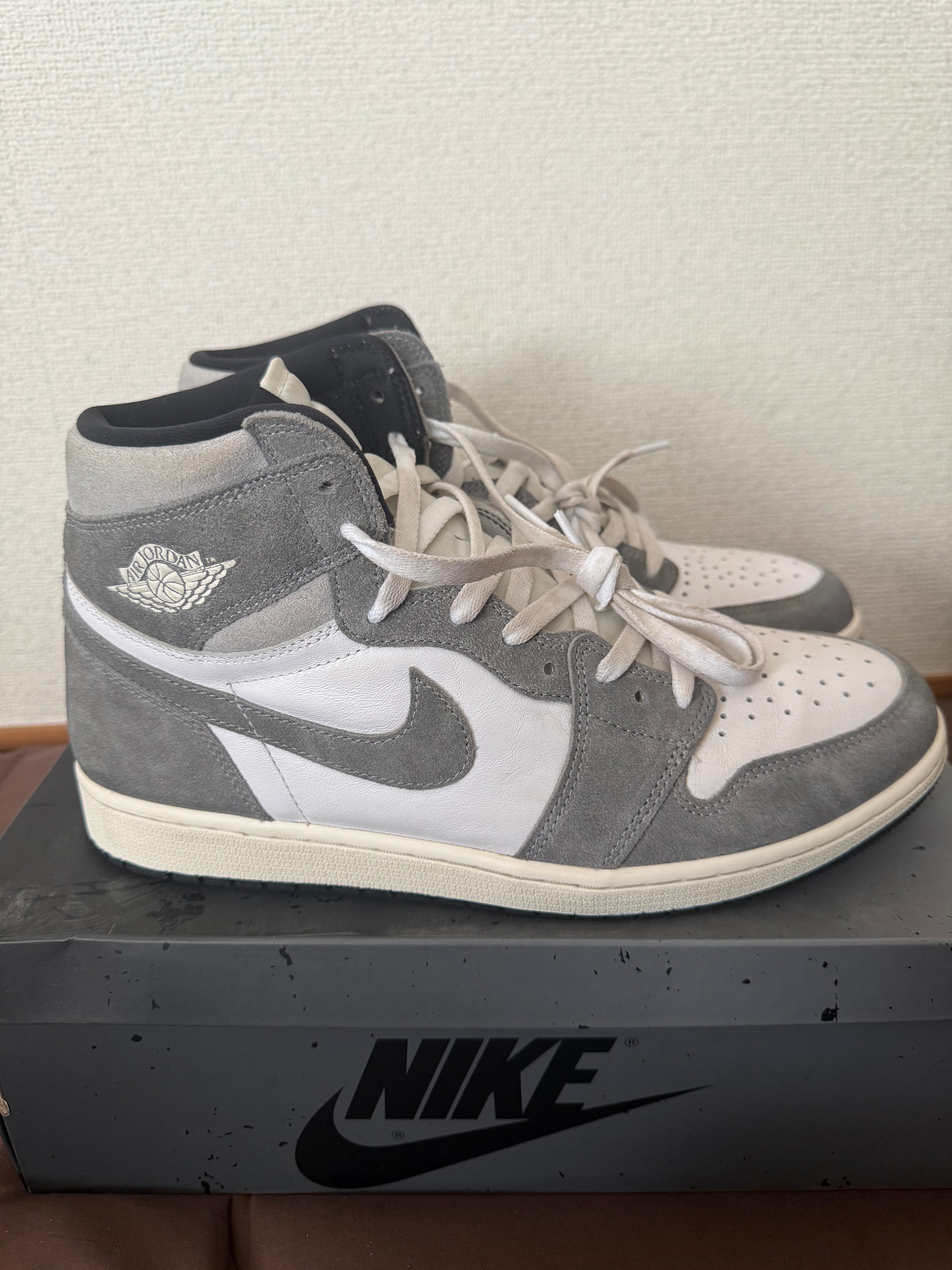 Nike Air Jordan 1 Retro High OG "Black and Smoke Grey"