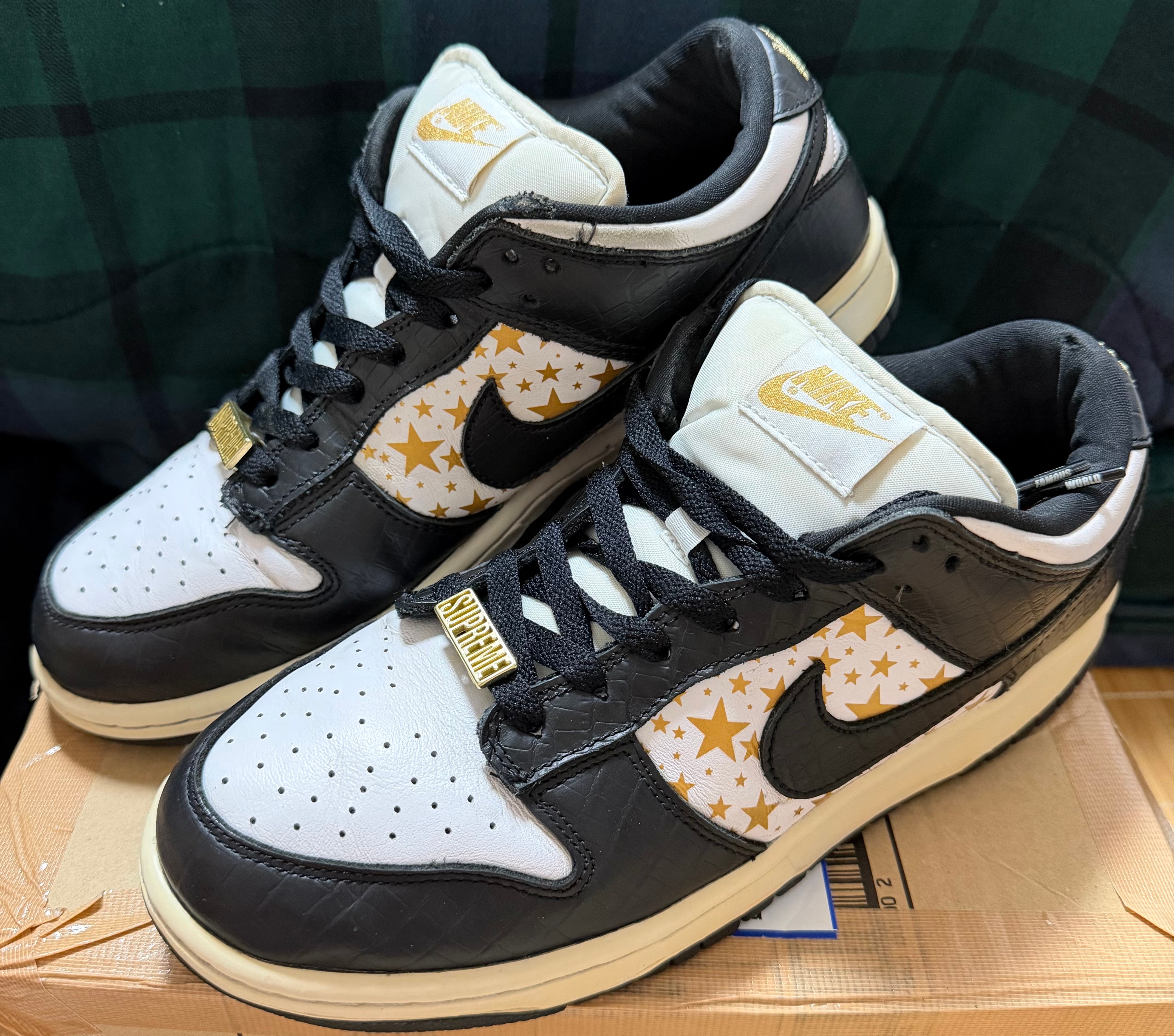 Supreme × Nike SB Dunk Low OG QS Gold Stars "White/Black"