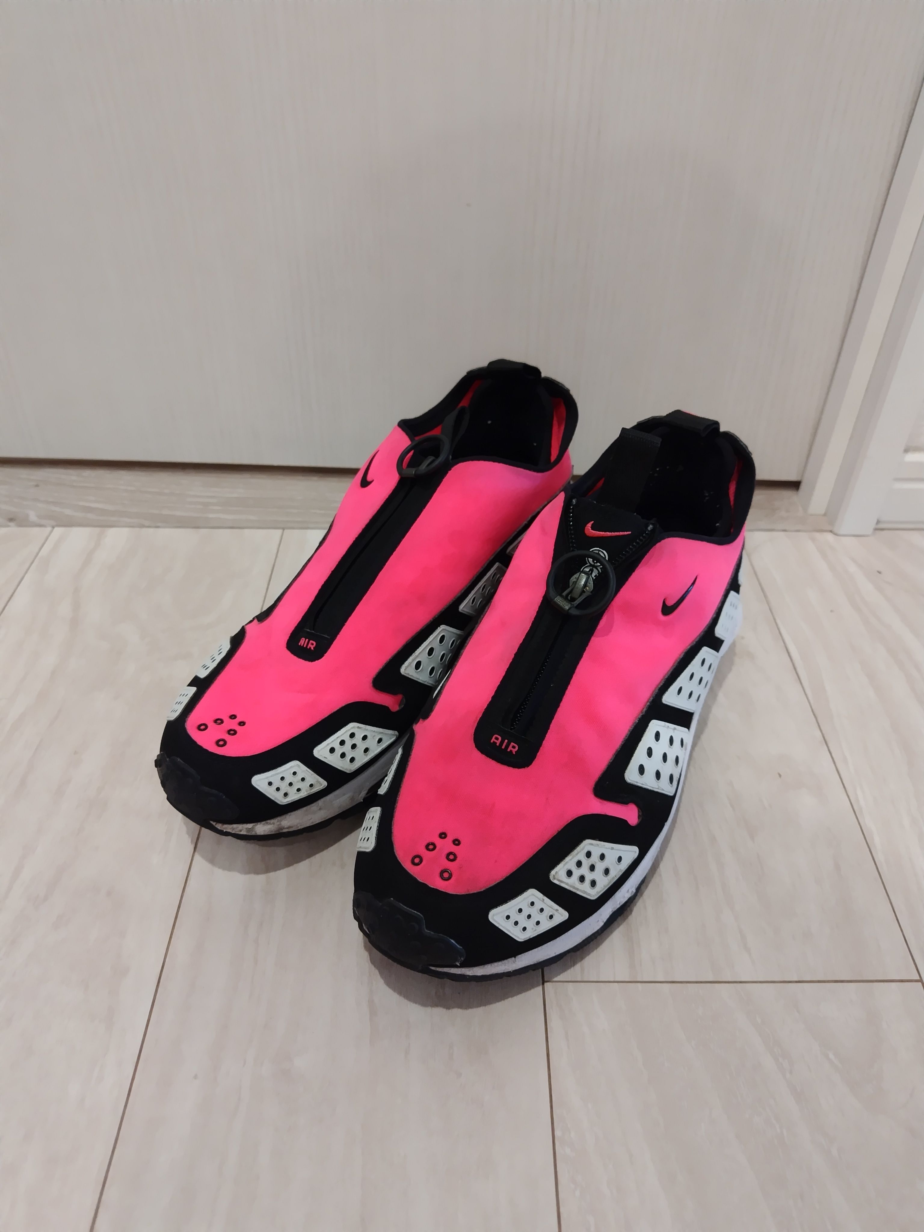 Nike Women's Air Max SNDR "Hyper Pink and Black"
