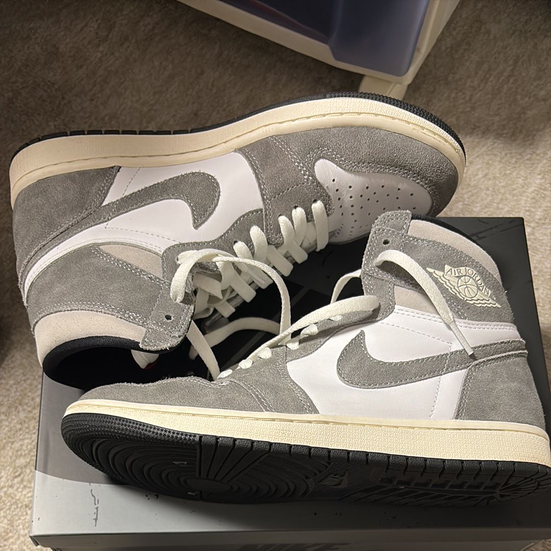 Nike Air Jordan 1 Retro High OG "Black and Smoke Grey"