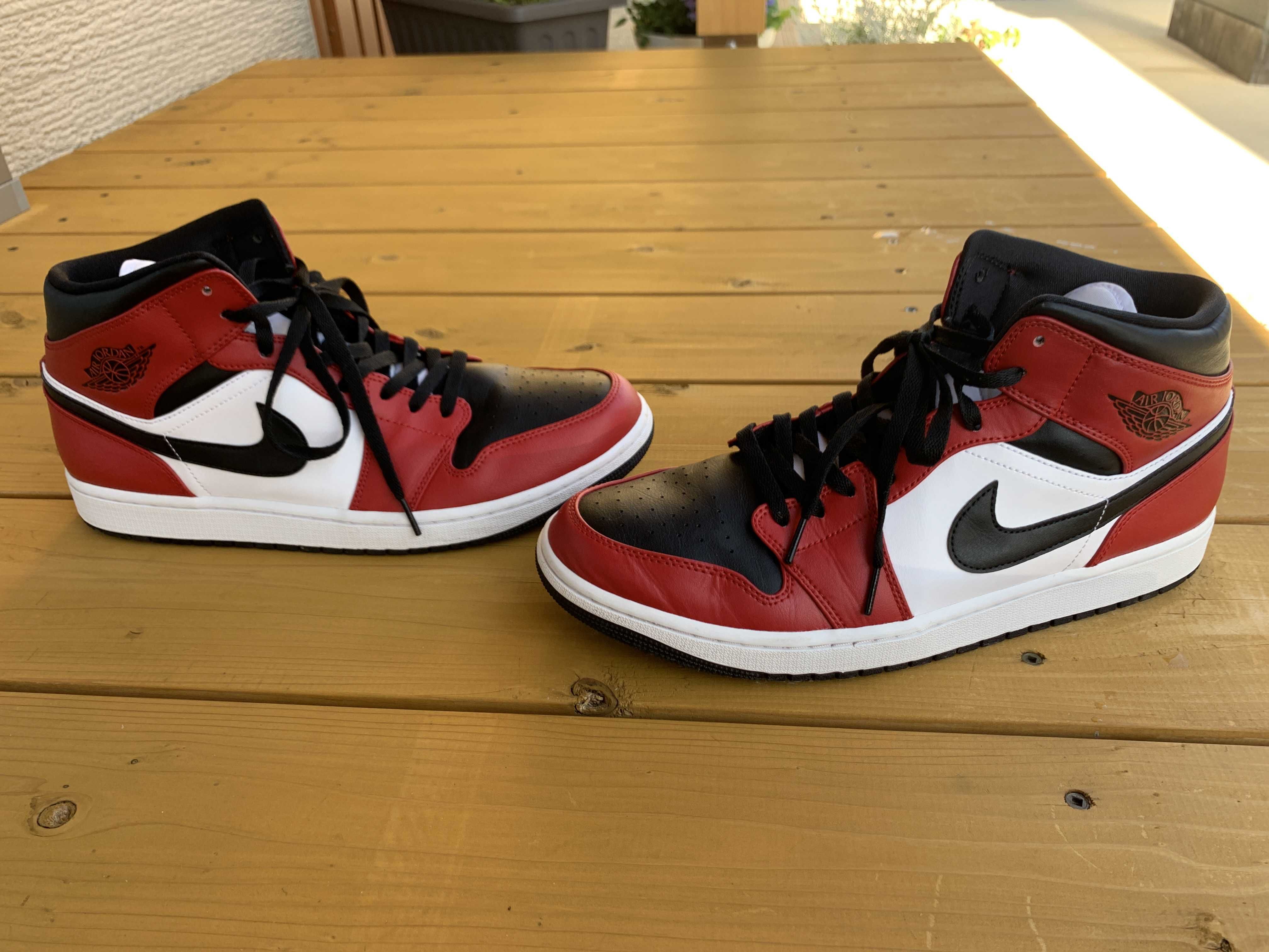 Nike Air Jordan 1 Mid "Chicago Black Toe"