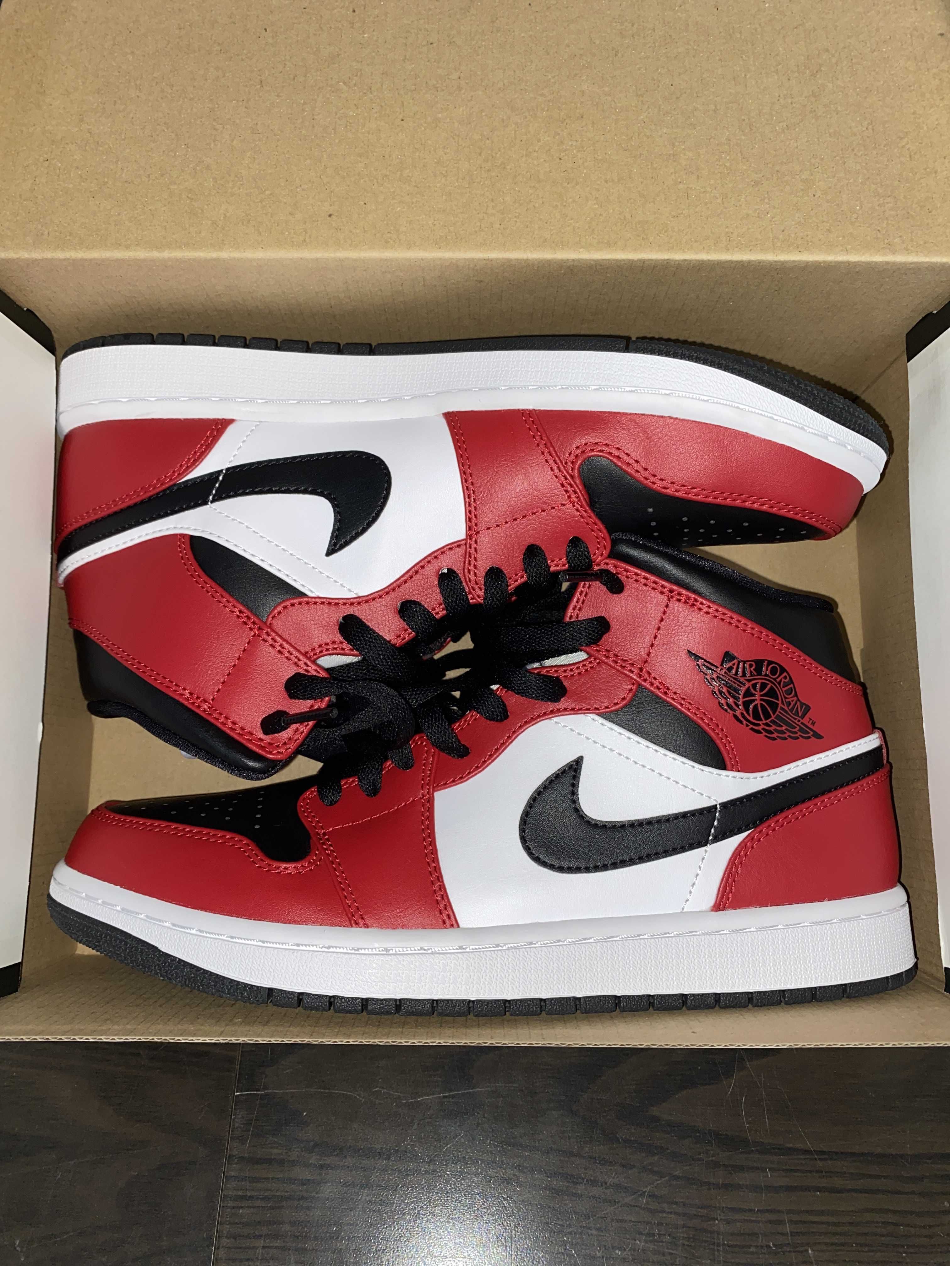 Nike Air Jordan 1 Mid "Chicago Black Toe"