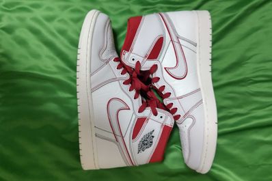 Nike Air Jordan 1 Retro High OG "Sail/University Red"