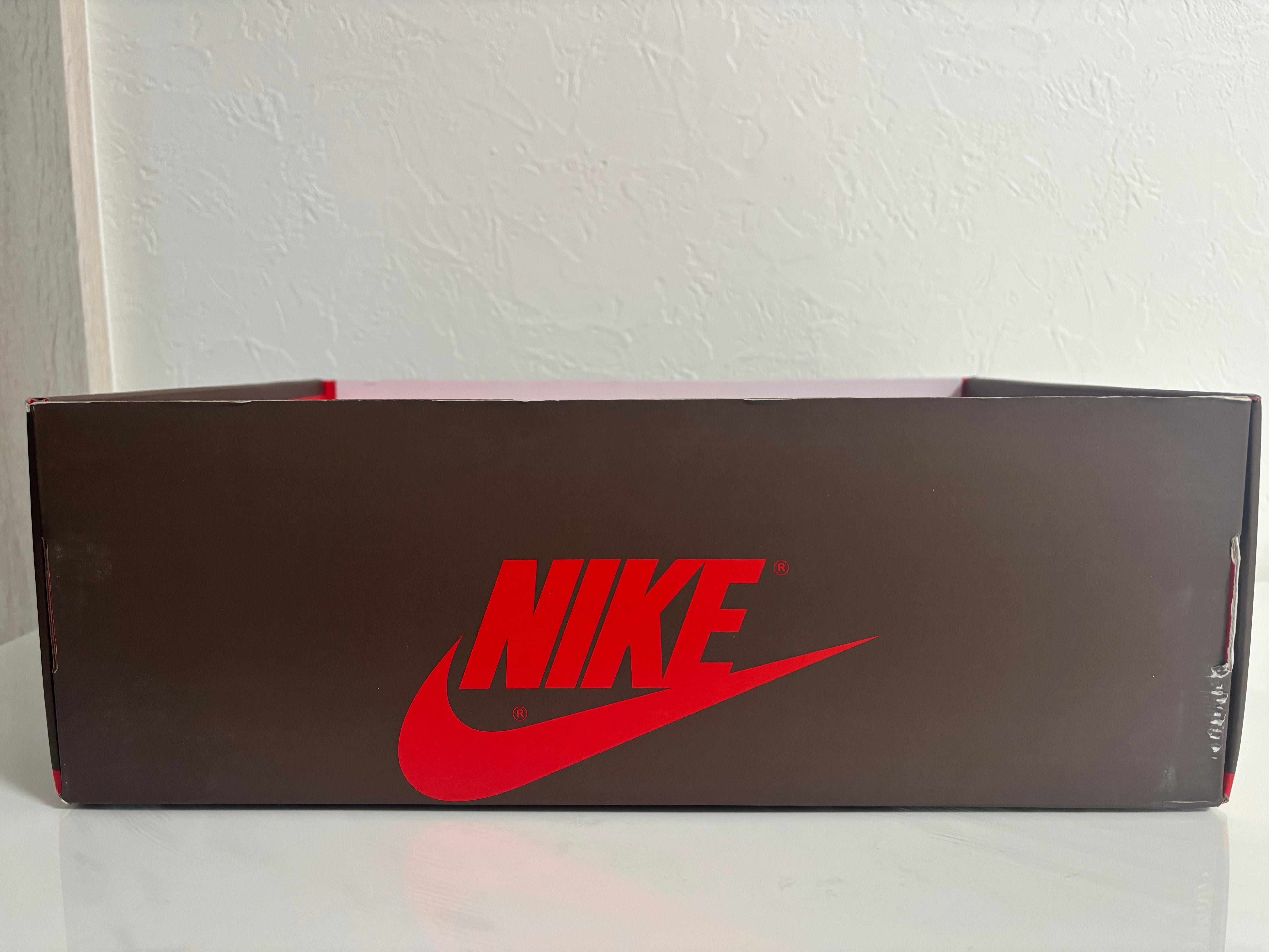 トラヴィススコット × ナイキ エアジョーダン1 レトロ ハイ OG TS SP "セイル/ダークモカ"