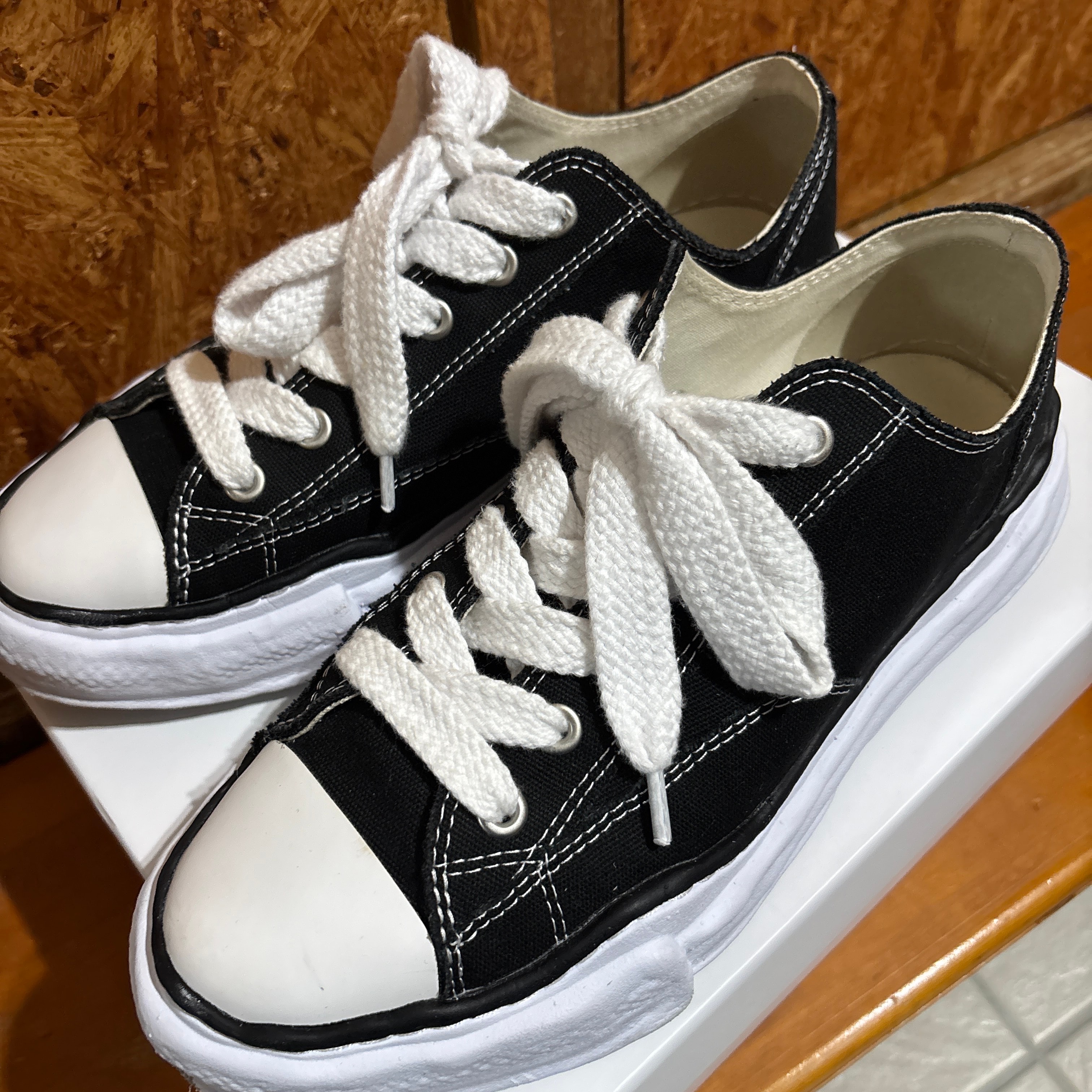 メゾンミハラヤスヒロ ピーターソン OG ソール キャンバス ロートップ スニーカー "ブラック" (A01FW702)